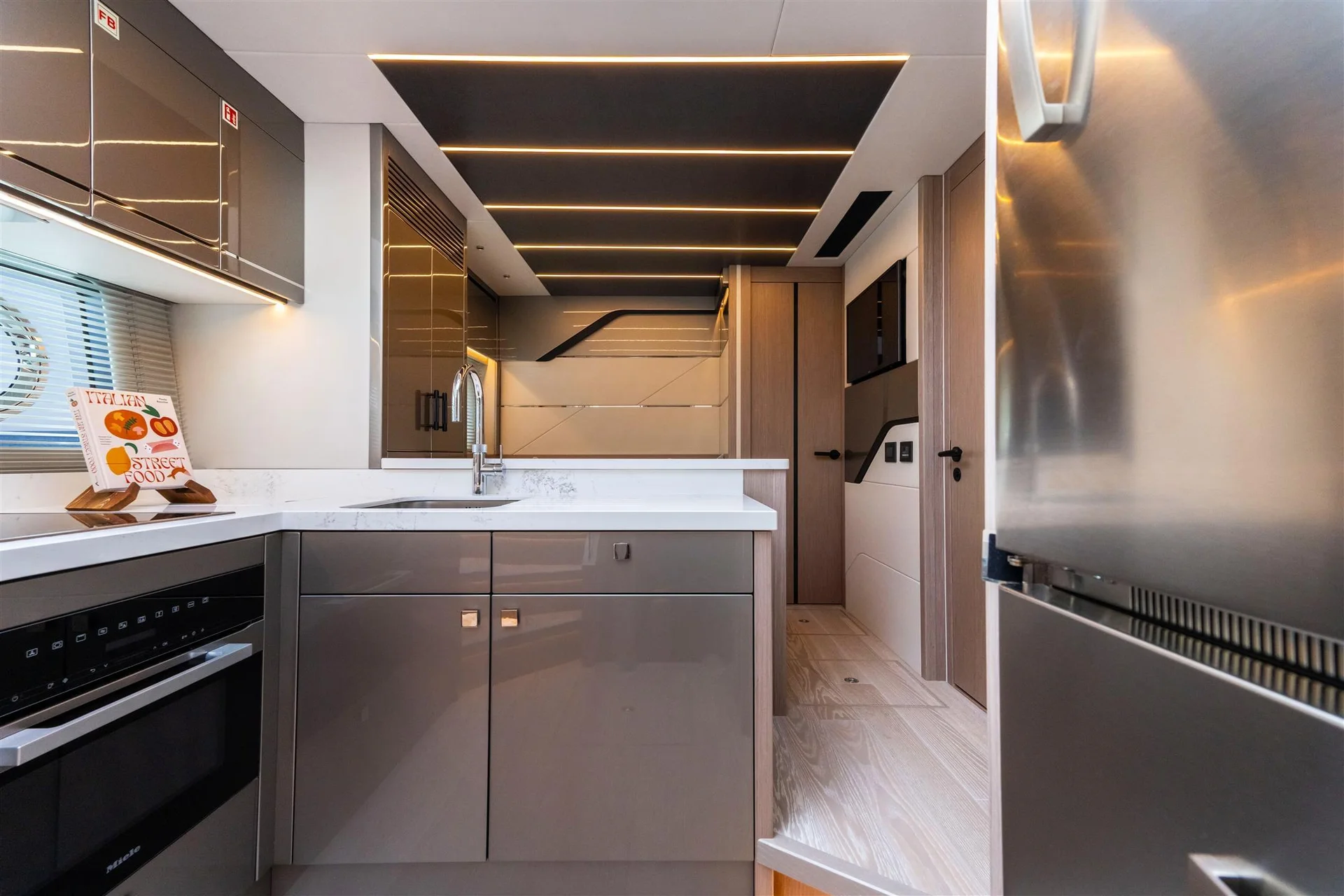 Sunseeker Predator 75, moderne keuken met roestvrijstalen koelkast