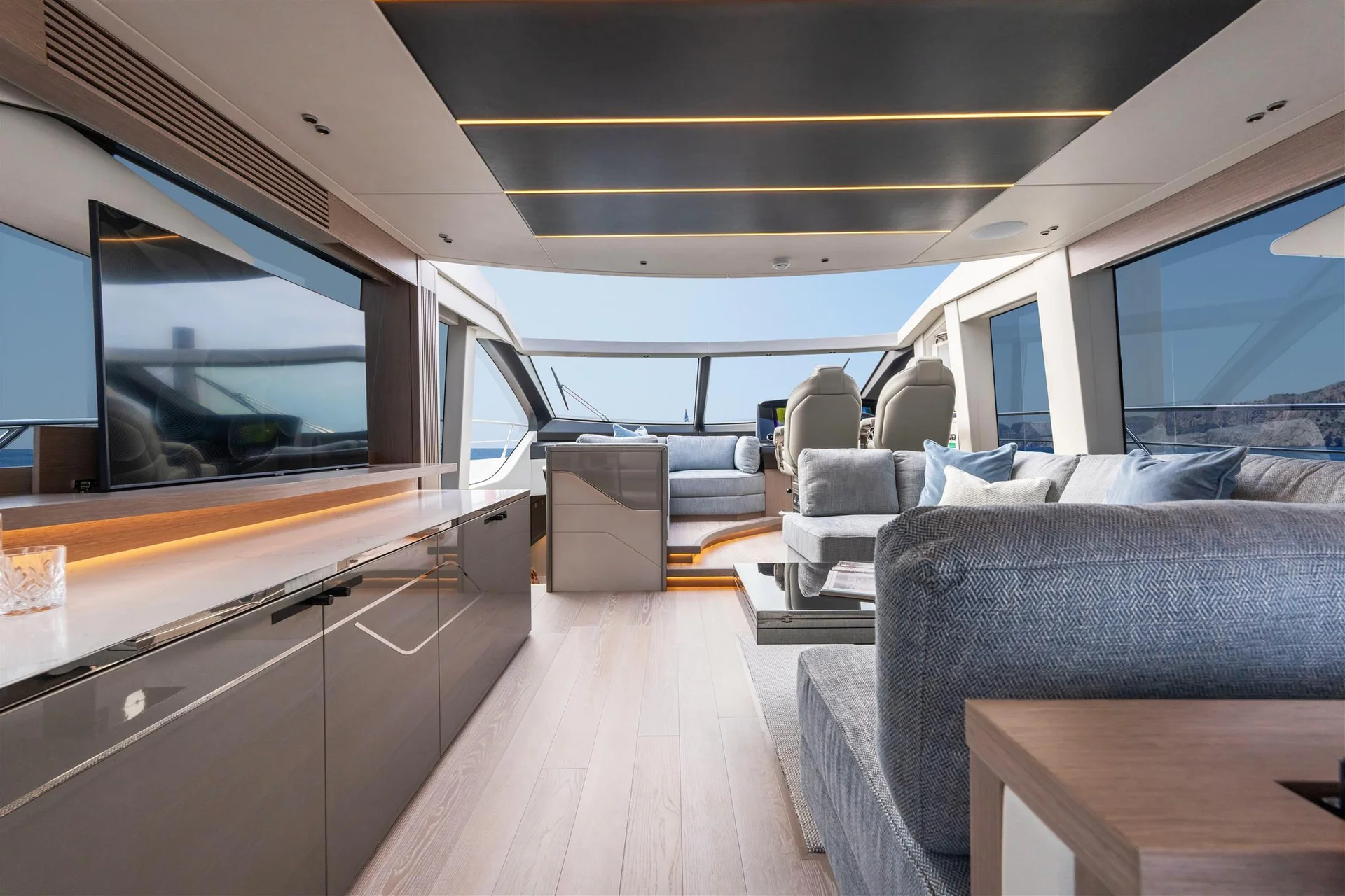 Sunseeker Predator 75, salon met bank en televisie