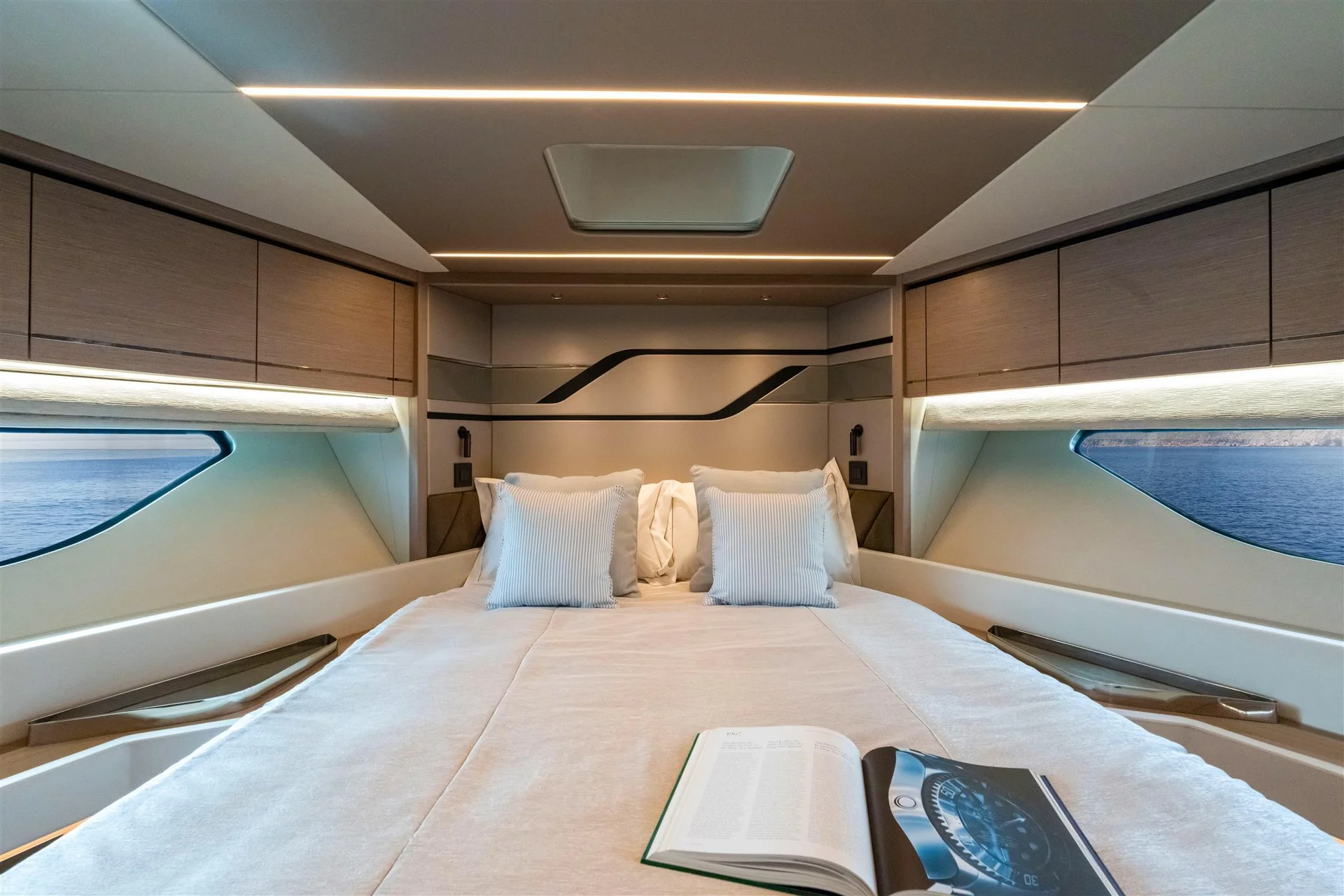 Sunseeker Predator 75, slaapkamer met bed en kussens