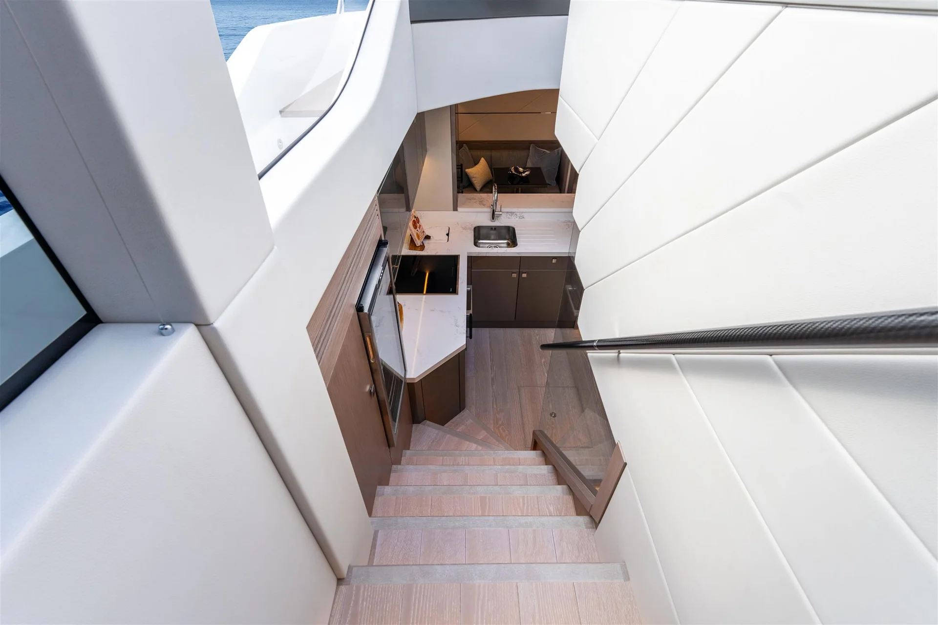 Sunseeker Predator 75, trap naar keuken beneden