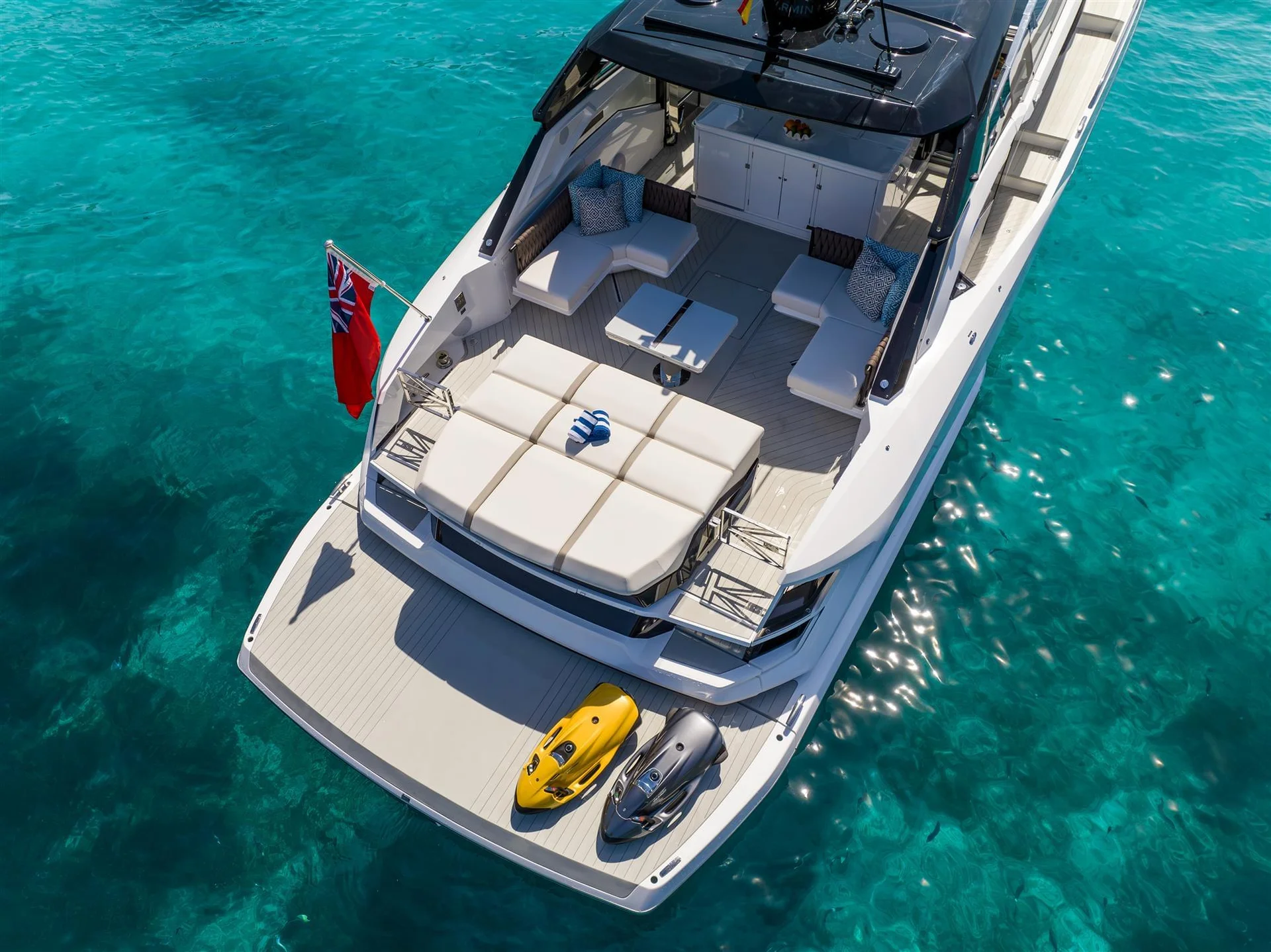 Sunseeker Superhawk 55, achterdek boot met jetski's