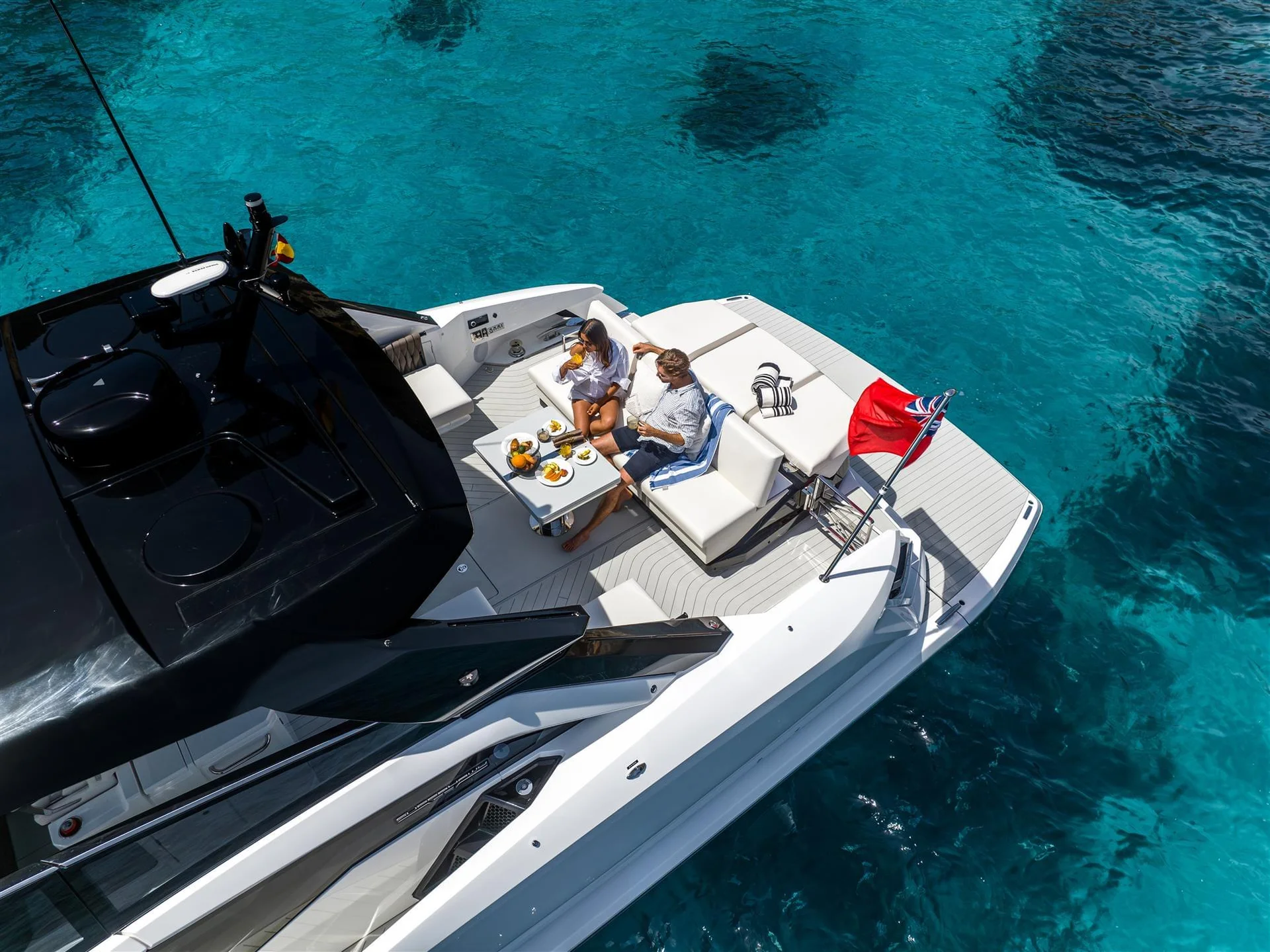Sunseeker Superhawk 55, achterdek boot met stel