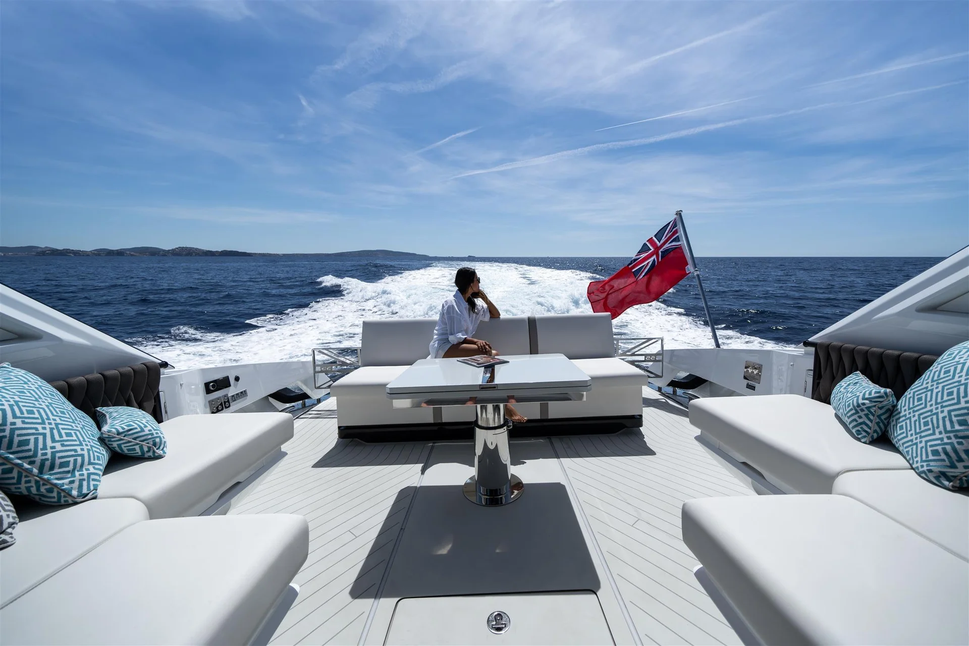 Sunseeker Superhawk 55, achterdek met loungebanken en vrouw