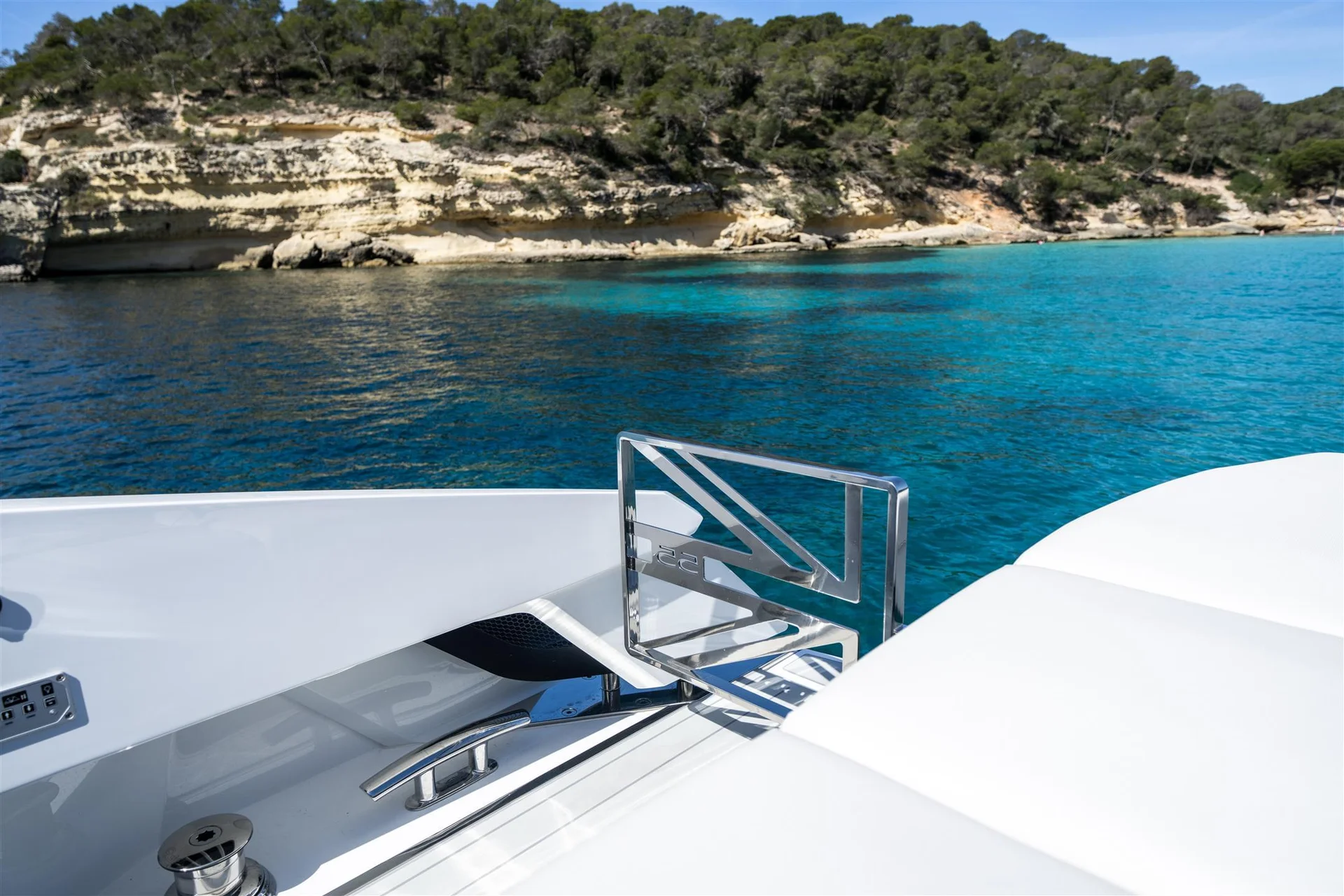Sunseeker Superhawk 55, boeg boot met ankerlier bij kust