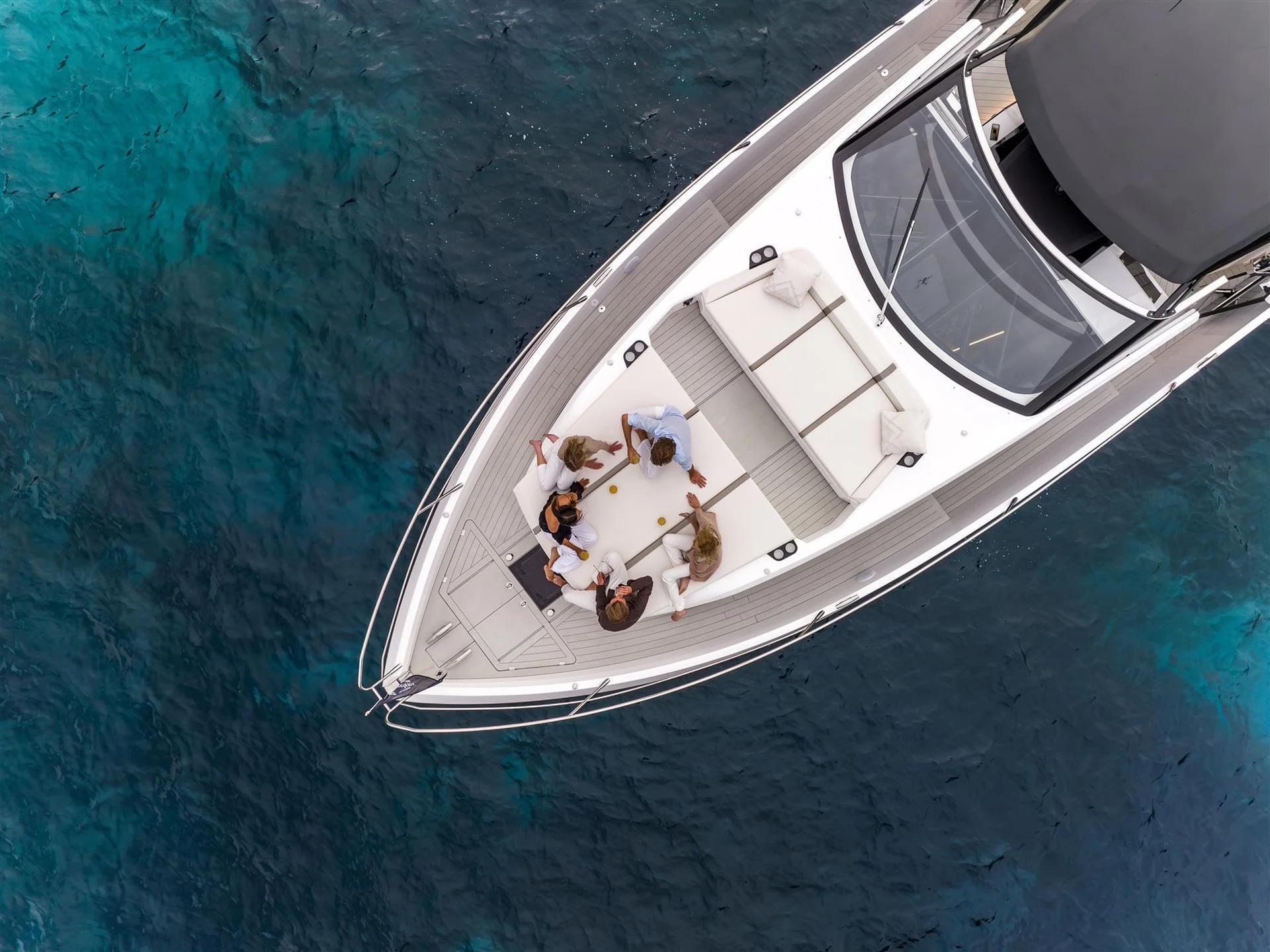 Sunseeker Superhawk 55, boot met mensen aan boord vanuit vogelperspectief