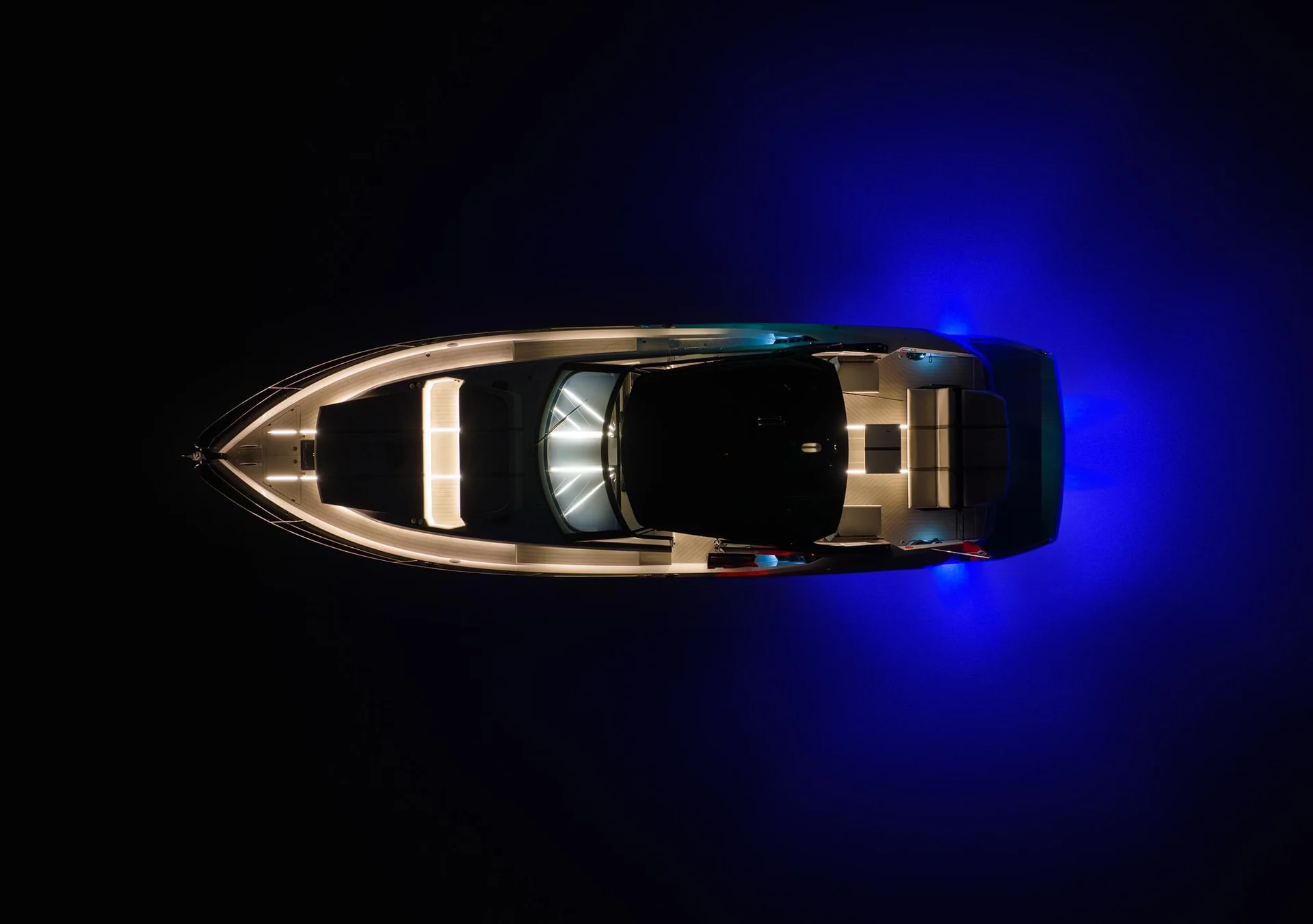 Sunseeker Superhawk 55, boot van boven bij nacht