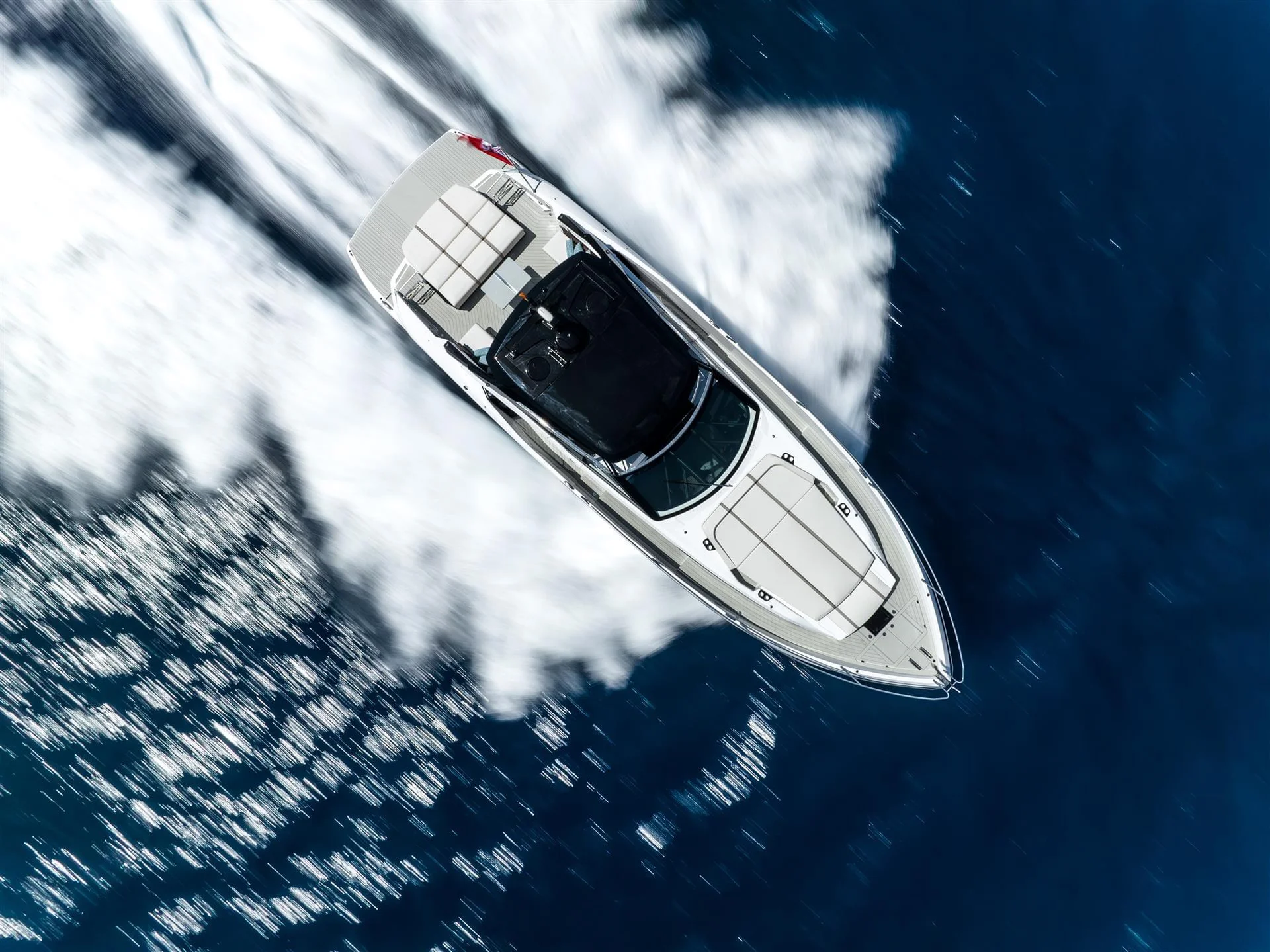 Sunseeker Superhawk 55, boot van bovenaf varend