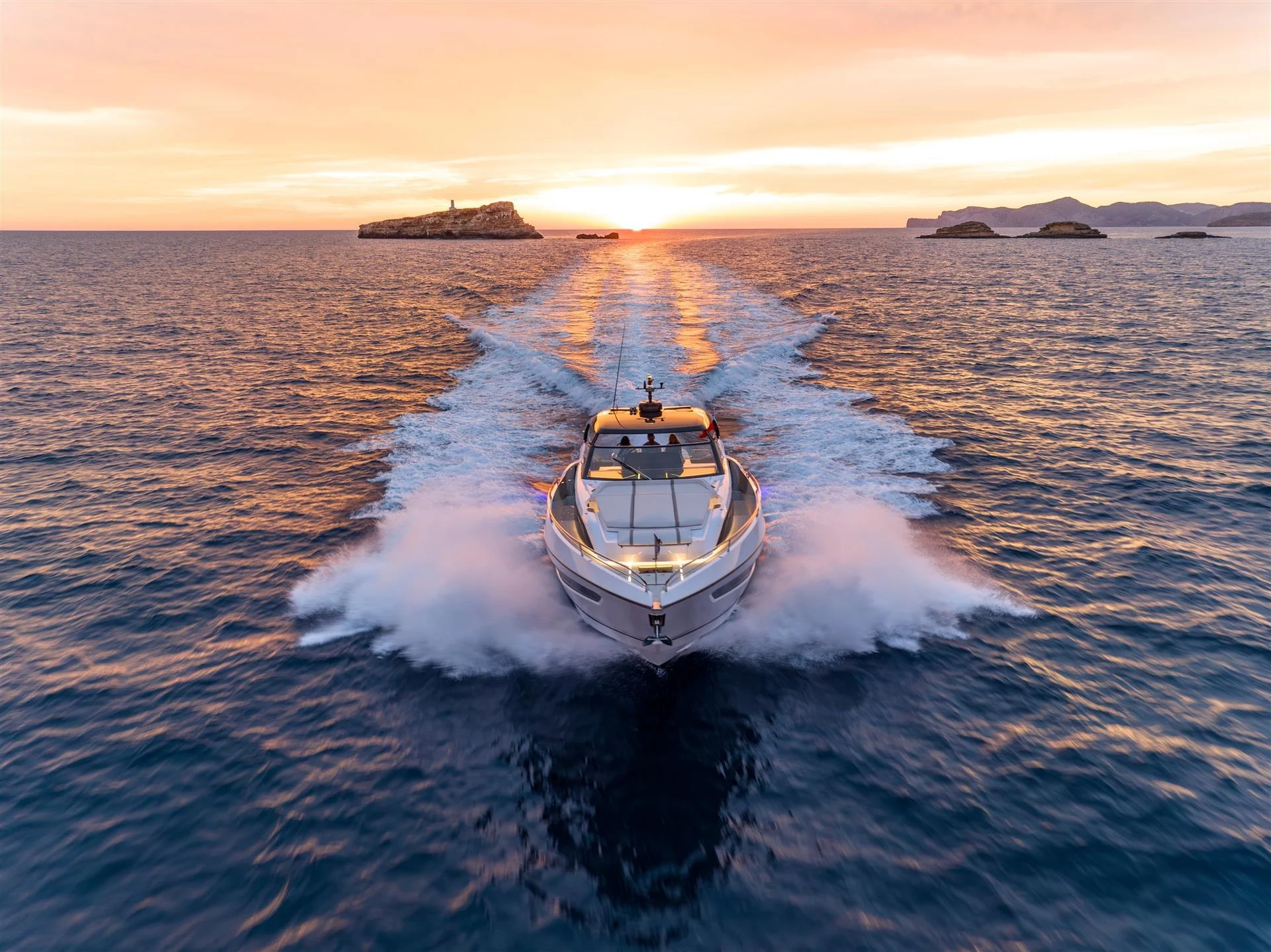 Sunseeker Superhawk 55, boot varend bij zonsondergang