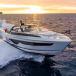 Sunseeker Superhawk 55, boot varend op zee bij zonsondergang