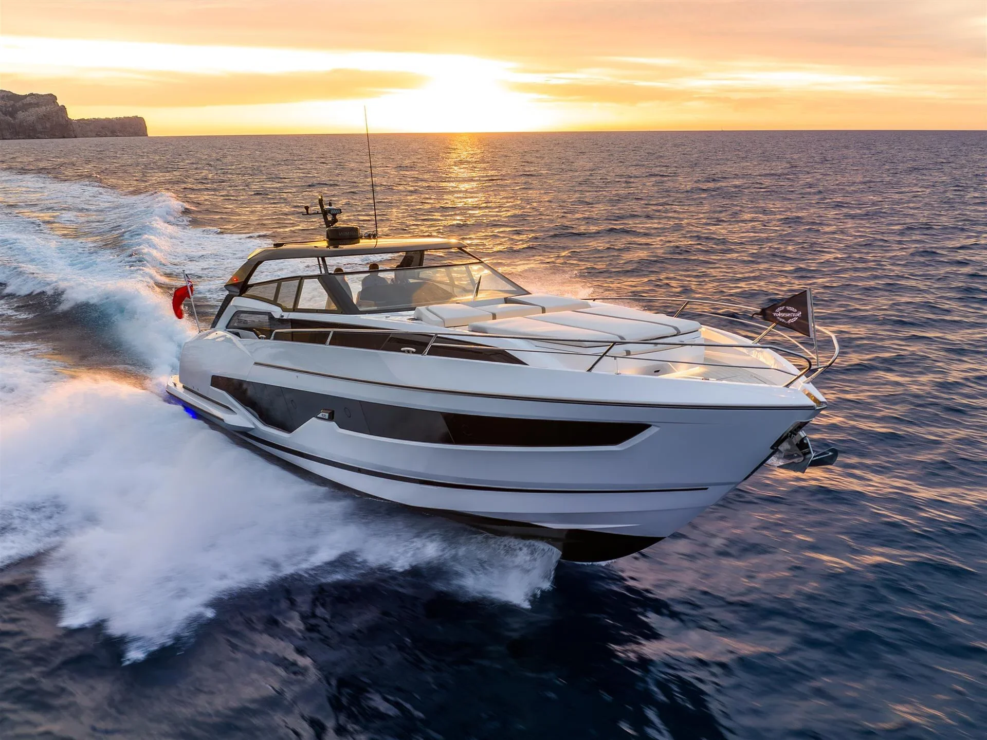 Sunseeker Superhawk 55, boot varend op zee bij zonsondergang