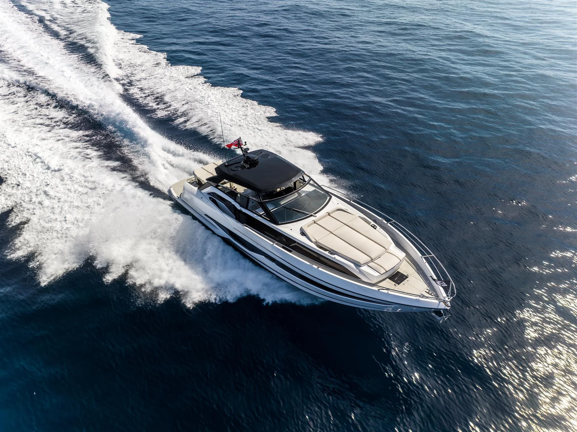 Sunseeker Superhawk 55, boot varend op zee met kielzog