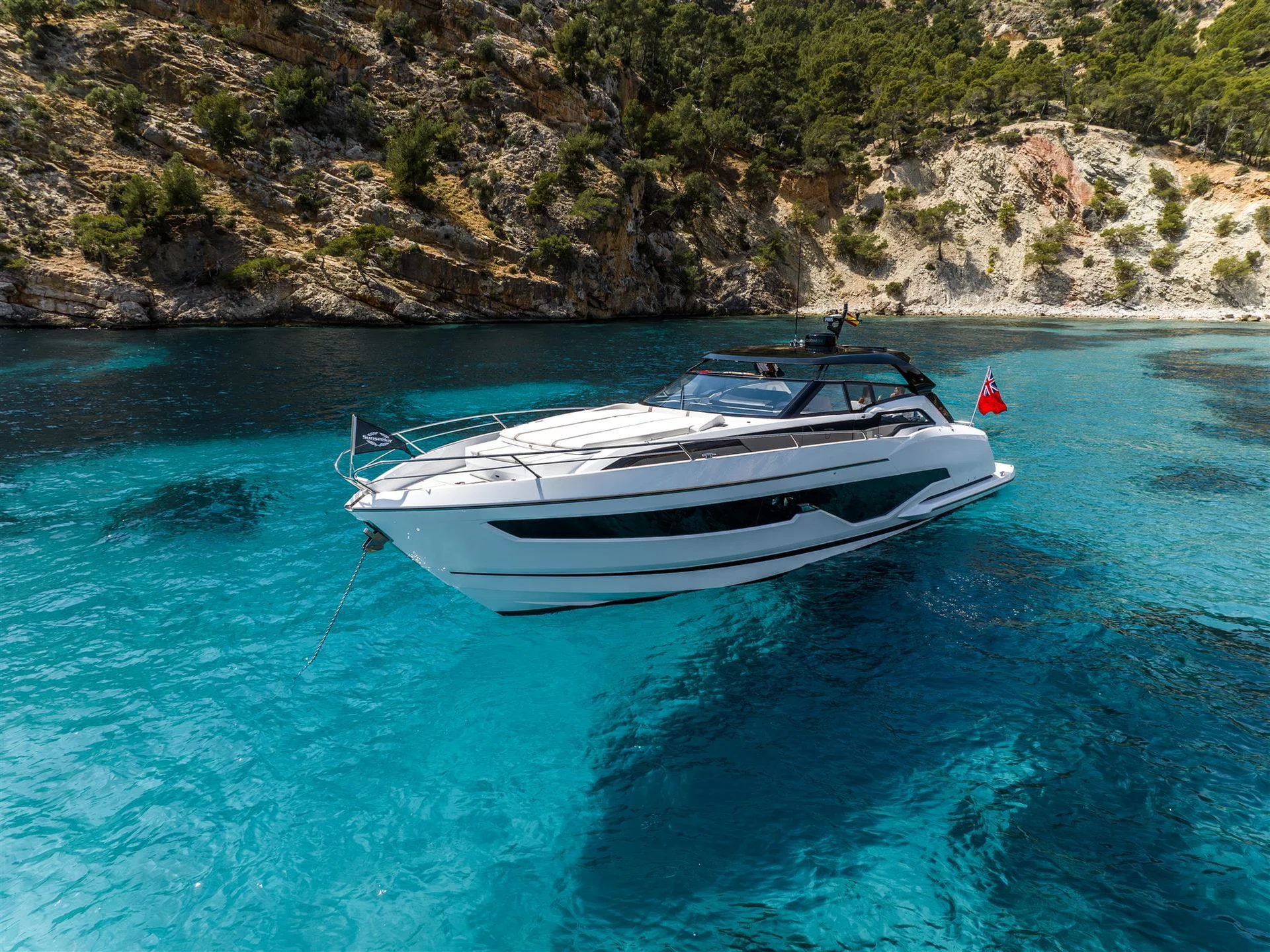Sunseeker Superhawk 55, boot voor anker in baai
