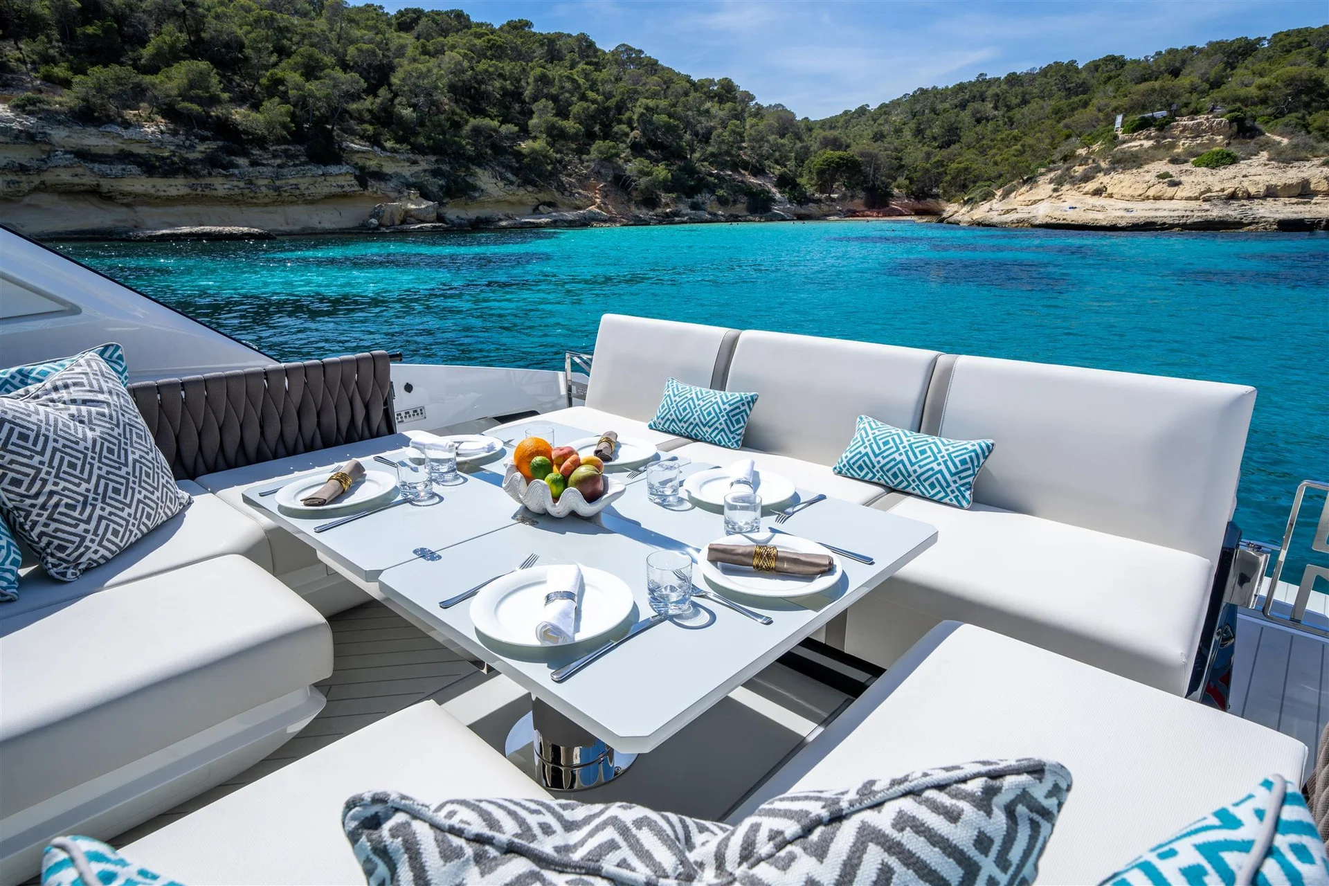 Sunseeker Superhawk 55, dektafel gedekt met uitzicht op baai
