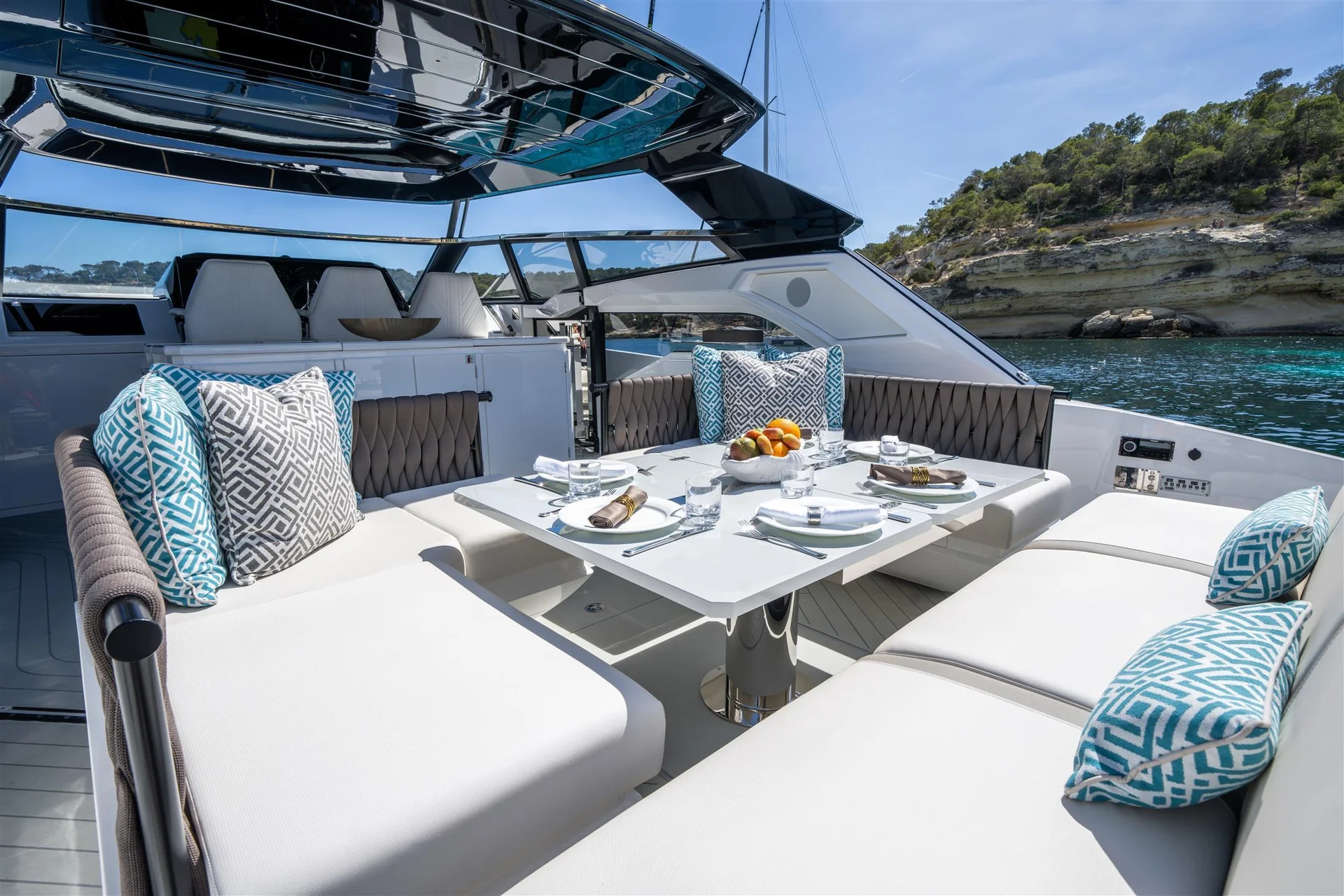 Sunseeker Superhawk 55, dekzitje met eettafel en kussens