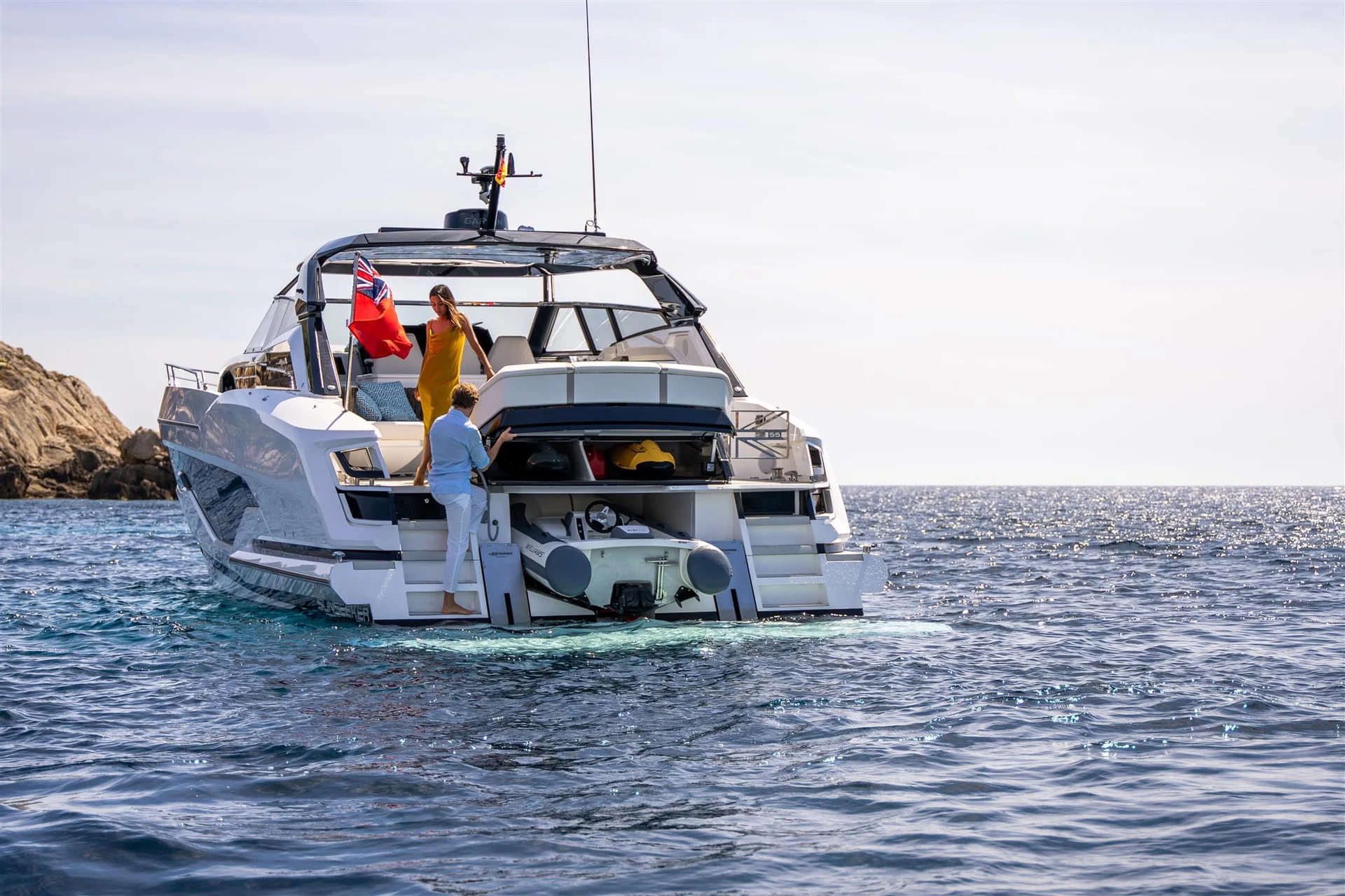 Sunseeker Superhawk 55, jacht met mensen aan achterdek