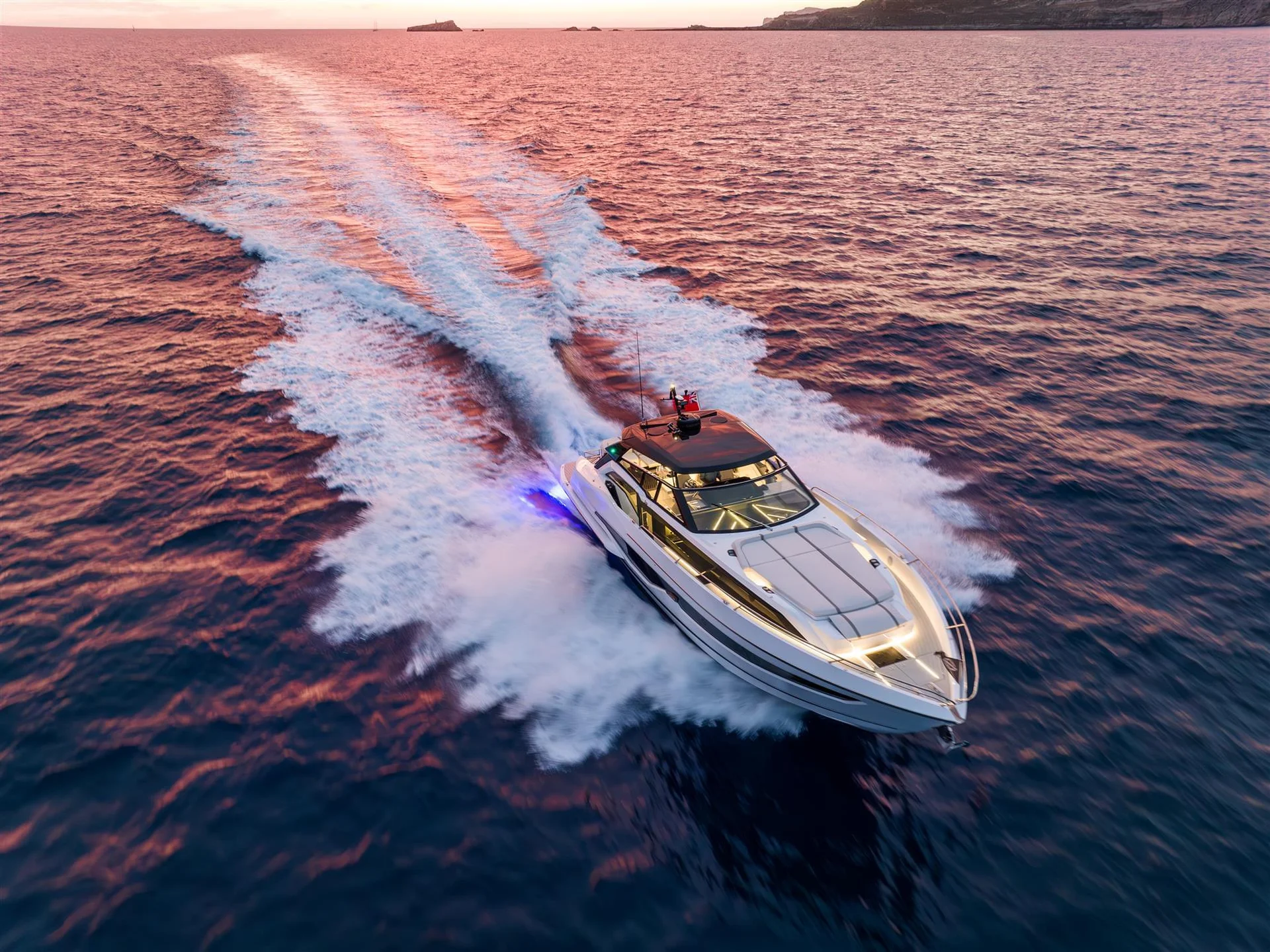 Sunseeker Superhawk 55, jacht varend op zee bij zonsondergang