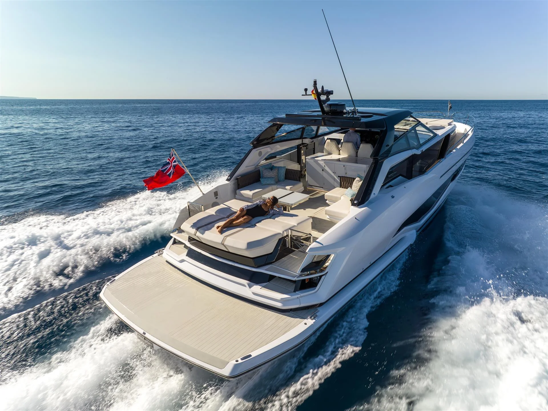 Sunseeker Superhawk 55, jacht varend op zee