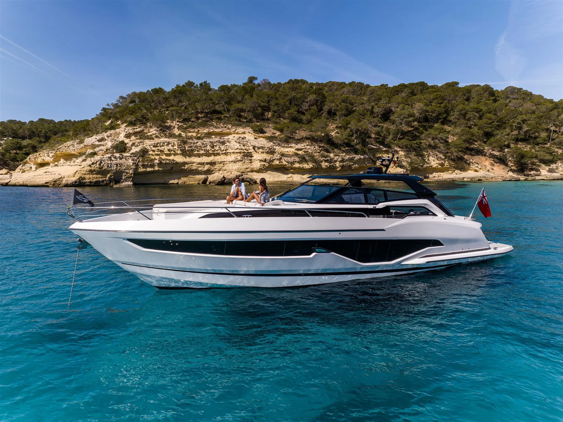 Sunseeker Superhawk 55, jacht voor anker bij kust