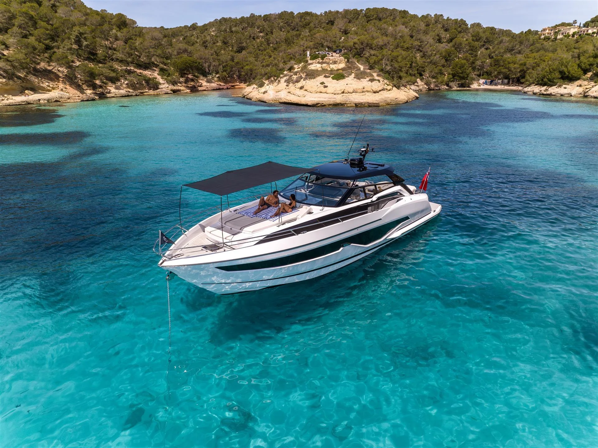 Sunseeker Superhawk 55, jacht voor anker in baai