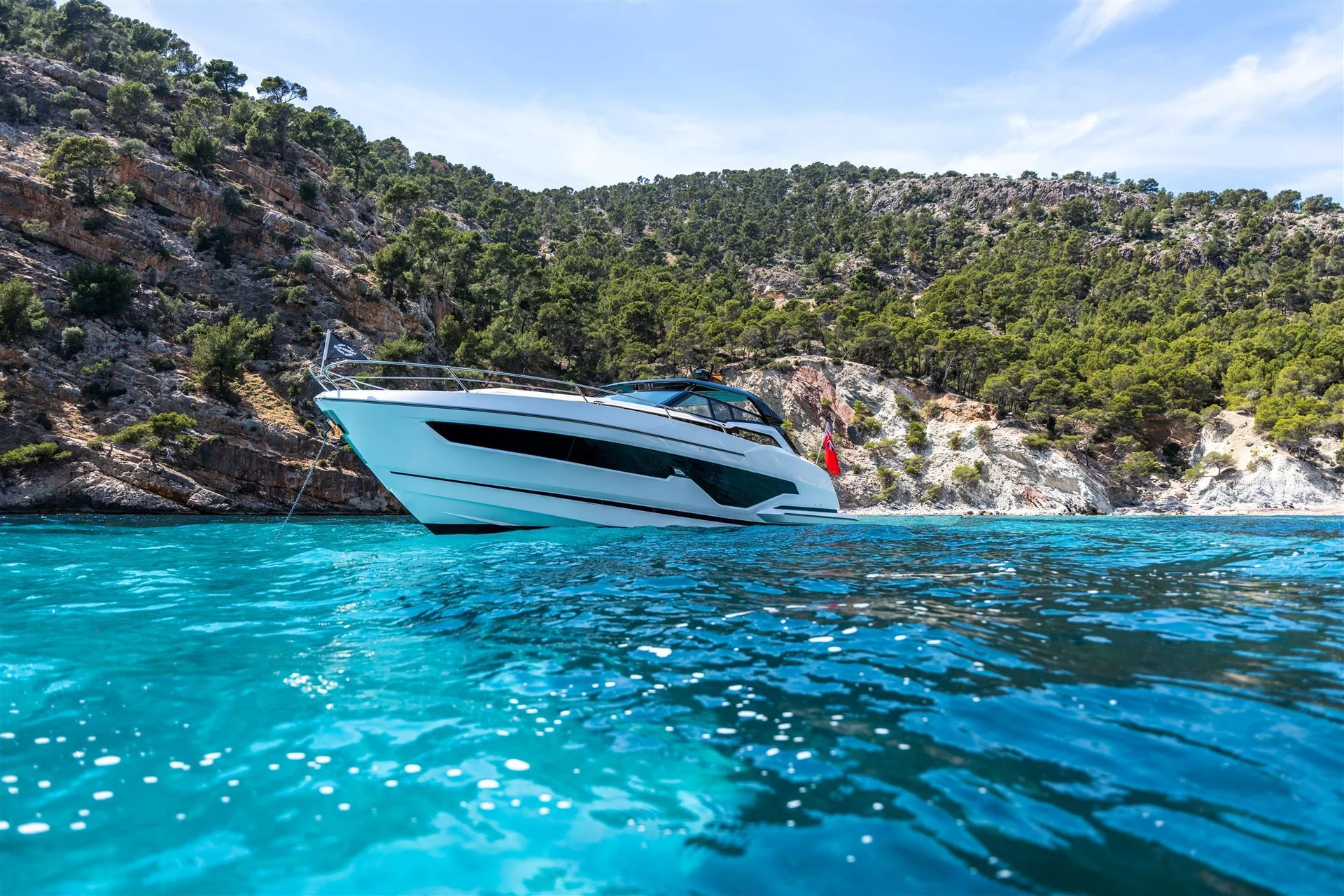 Sunseeker Superhawk 55, jacht voor anker in baai