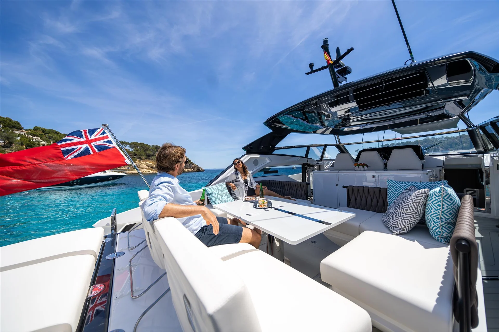 Sunseeker Superhawk 55, loungezitje op achterdek jacht