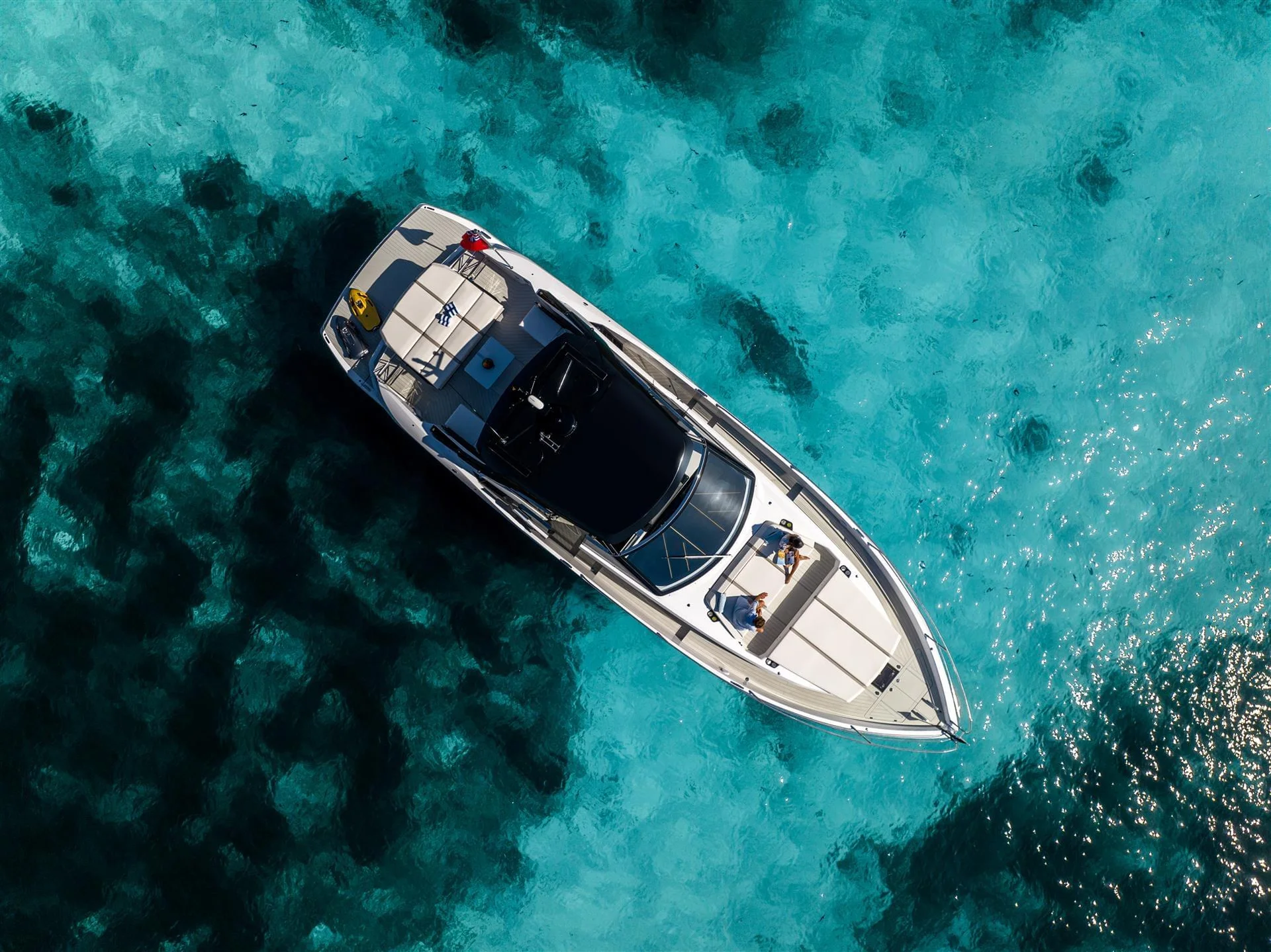 Sunseeker Superhawk 55, luchtfoto boot op zee