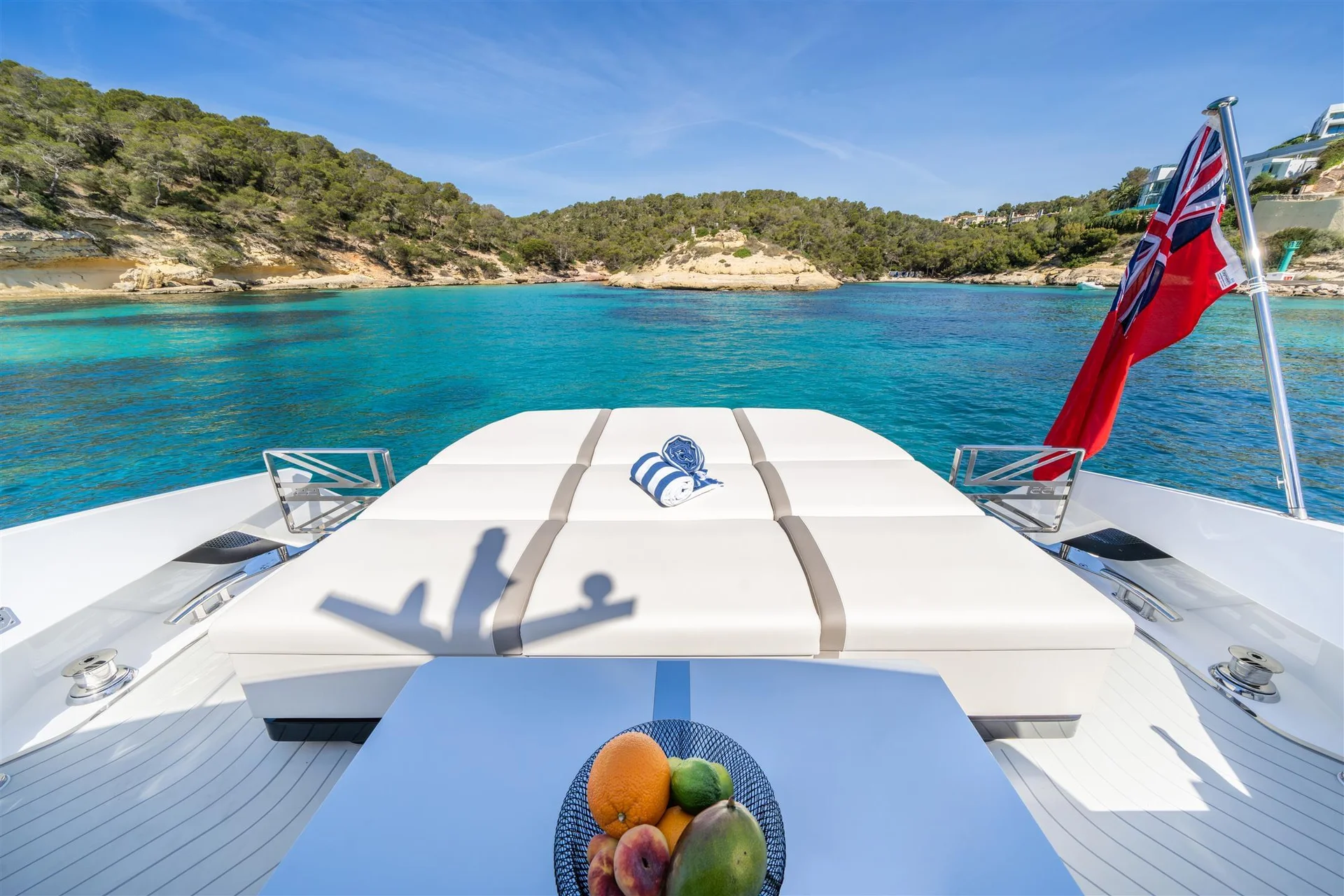 Sunseeker Superhawk 55, voordek met ligbedden en fruitmand