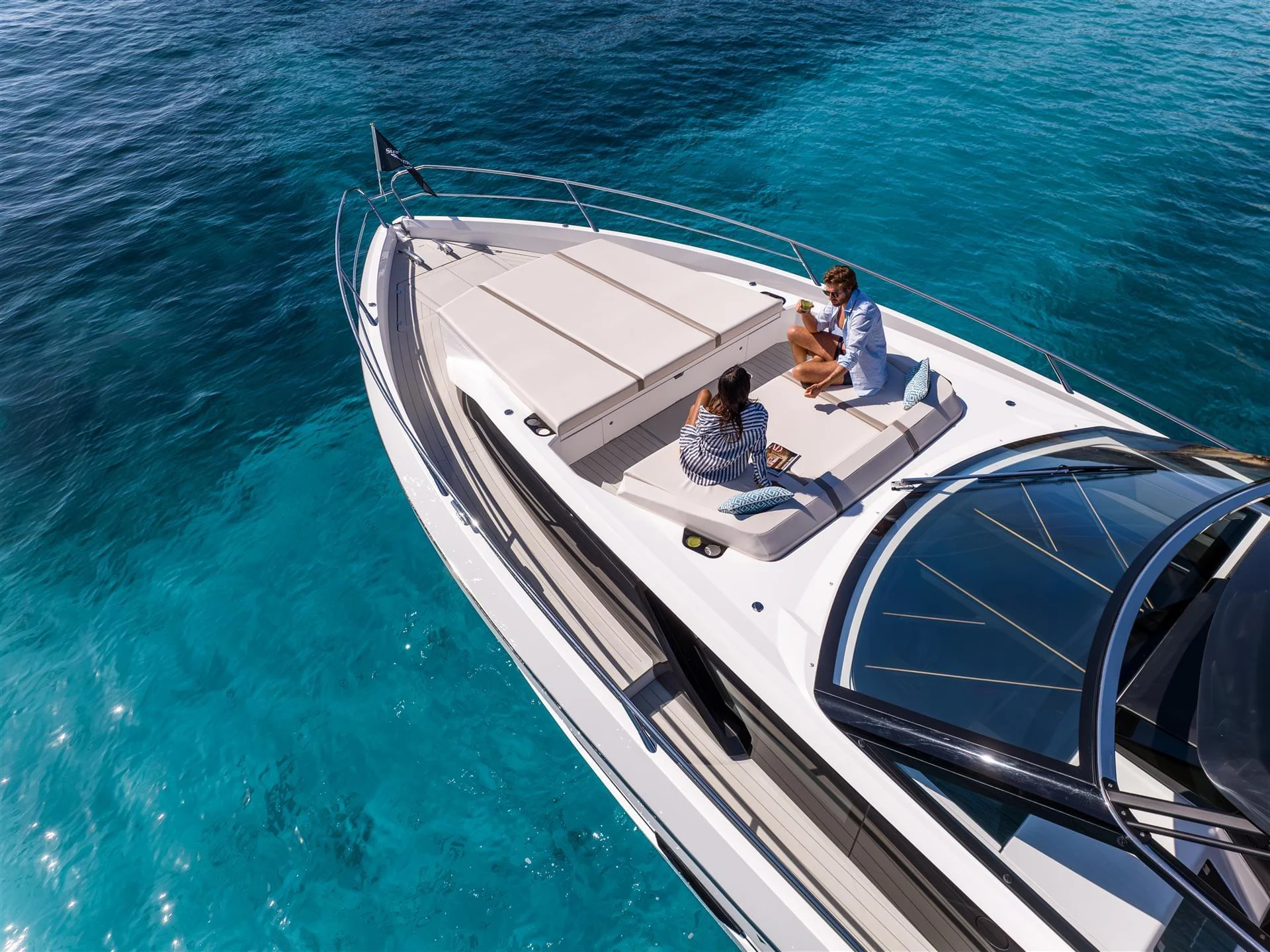 Sunseeker Superhawk 55, voordek met loungebank en mensen