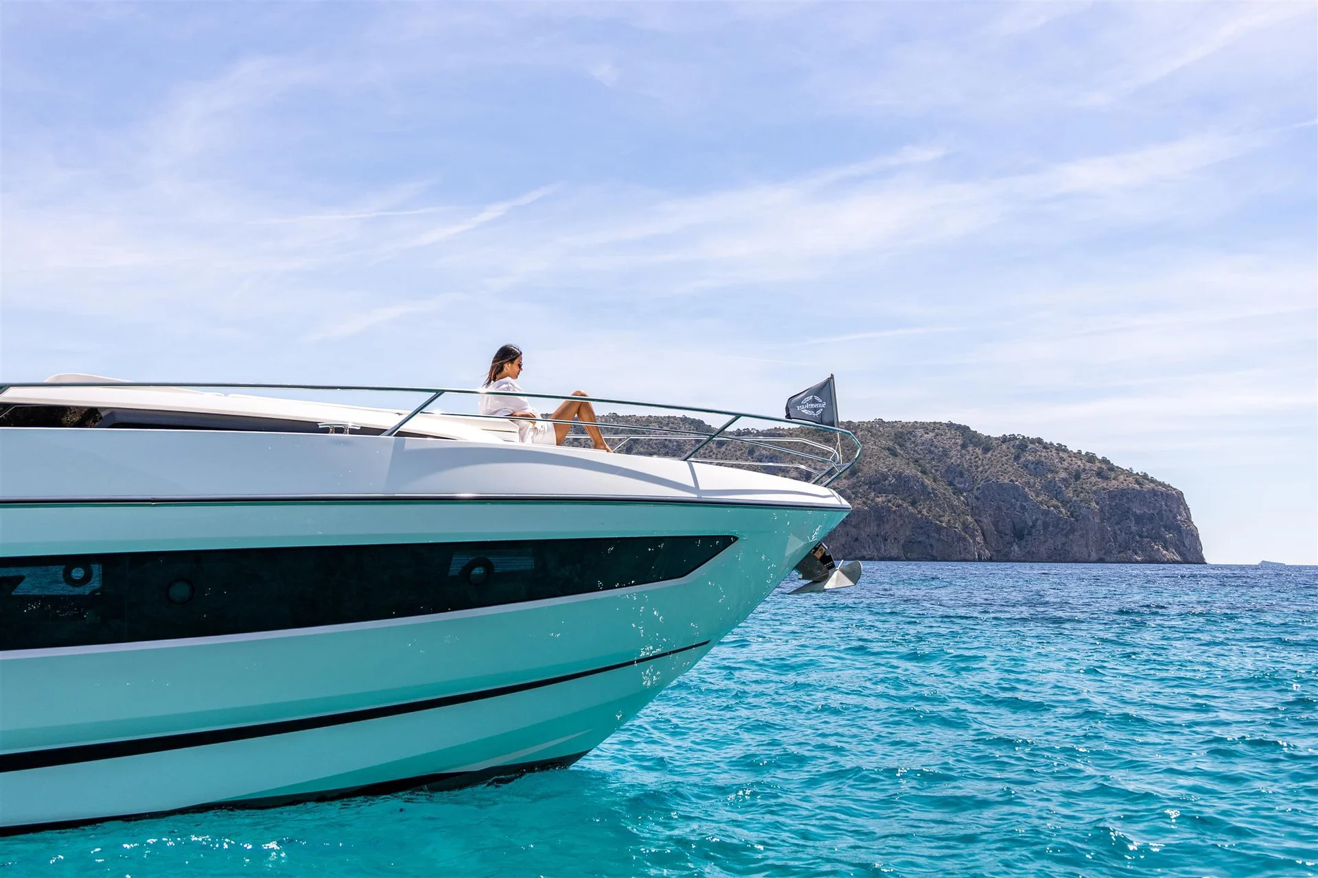 Sunseeker Superhawk 55, vrouw ontspant op boeg