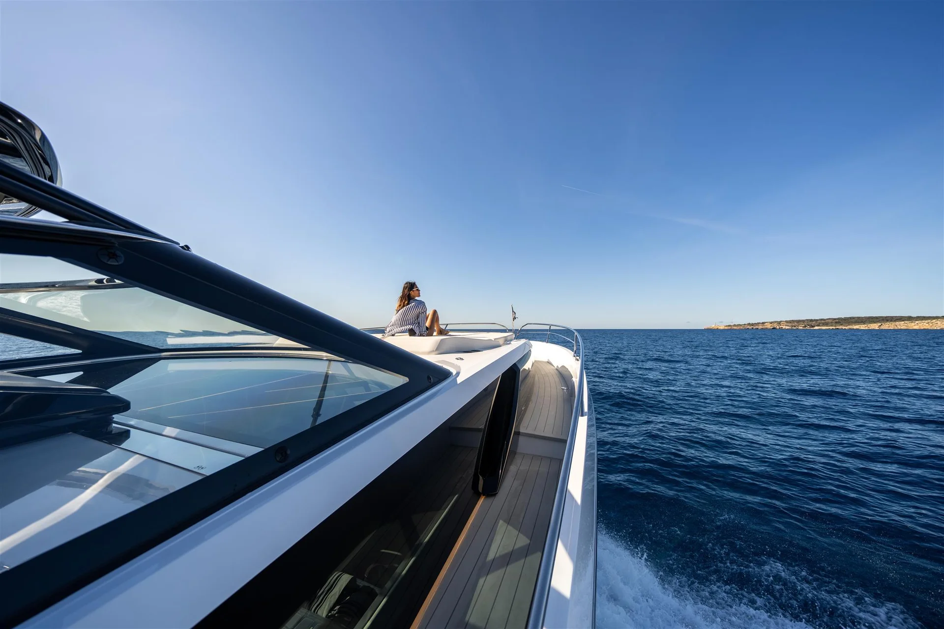 Sunseeker Superhawk 55, vrouw zit op voordek