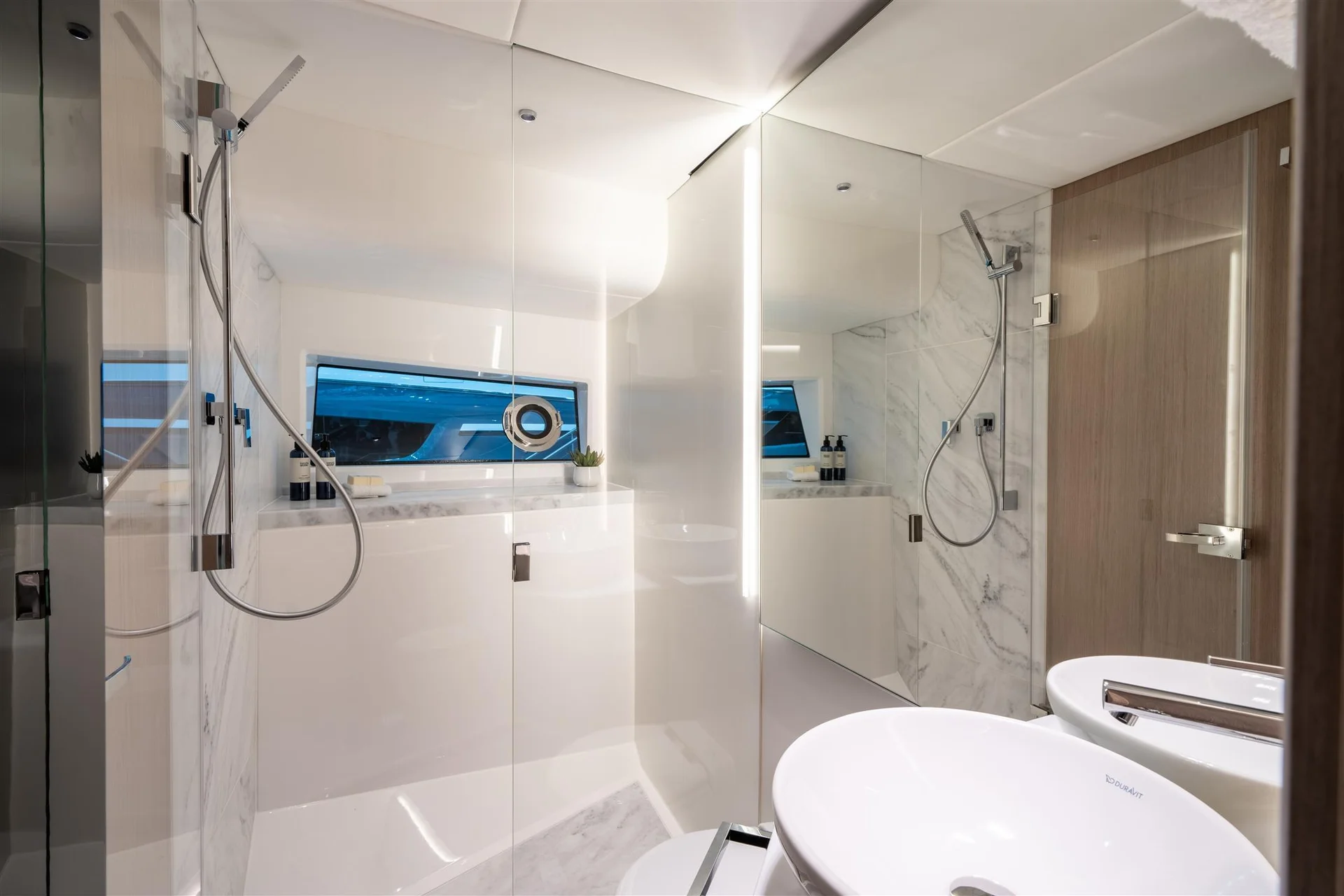 Sunseeker Superhawk 55, badkamer met douche en wastafel