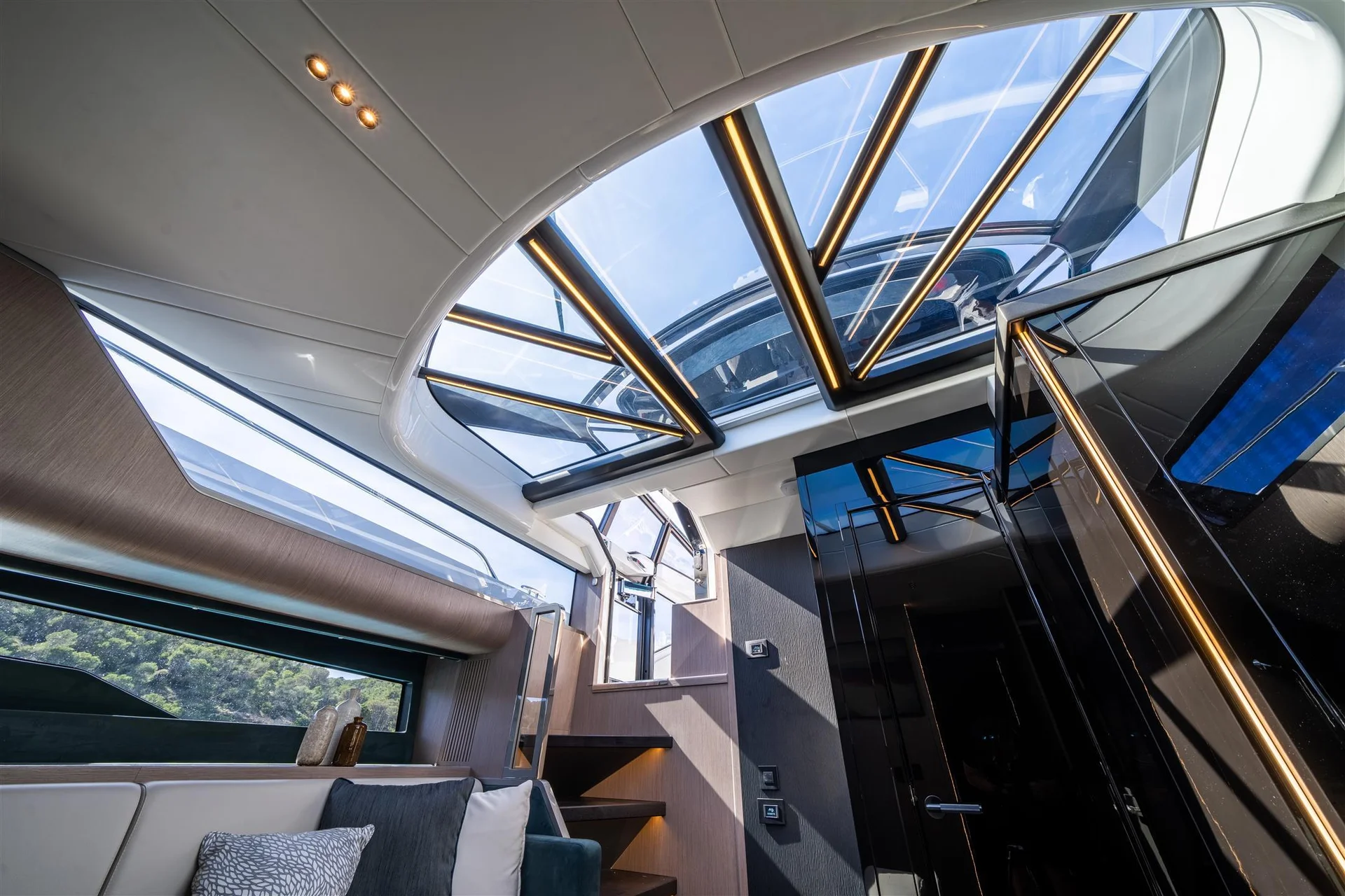 Sunseeker Superhawk 55, kajuit met glazen dak