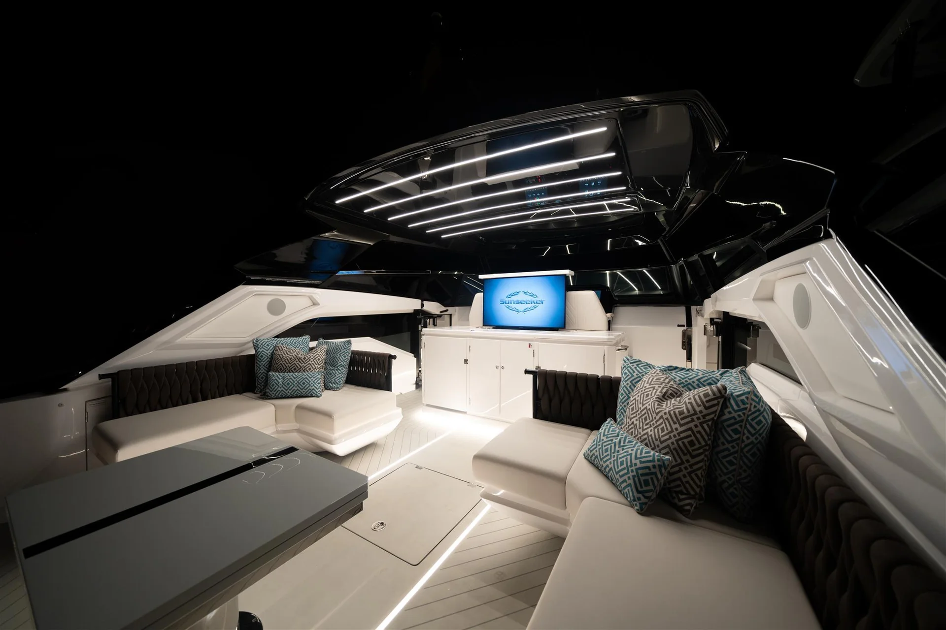 Sunseeker Superhawk 55, lounge zithoek met kussens verlicht