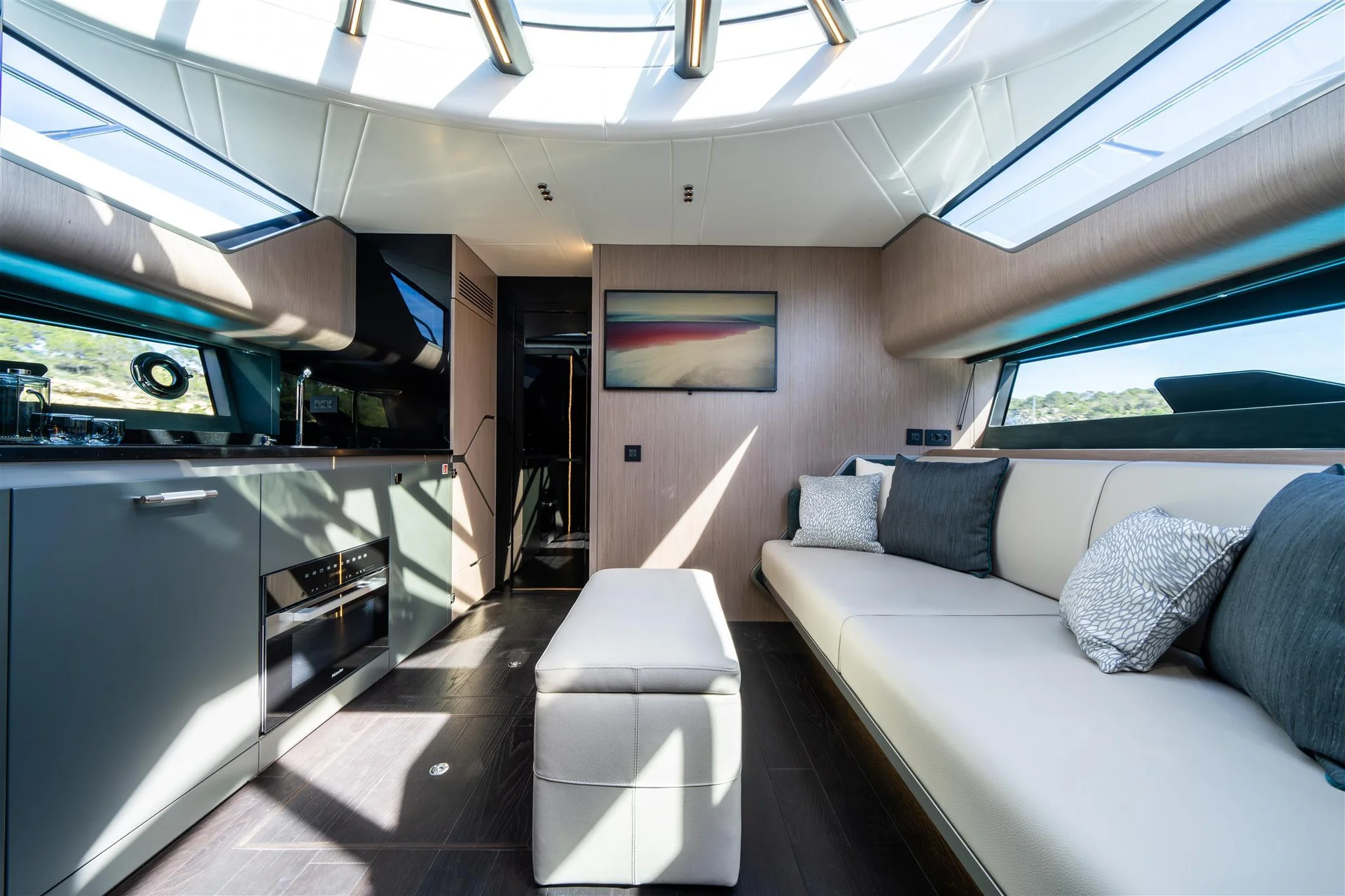 Sunseeker Superhawk 55, salon met zitbank en keuken