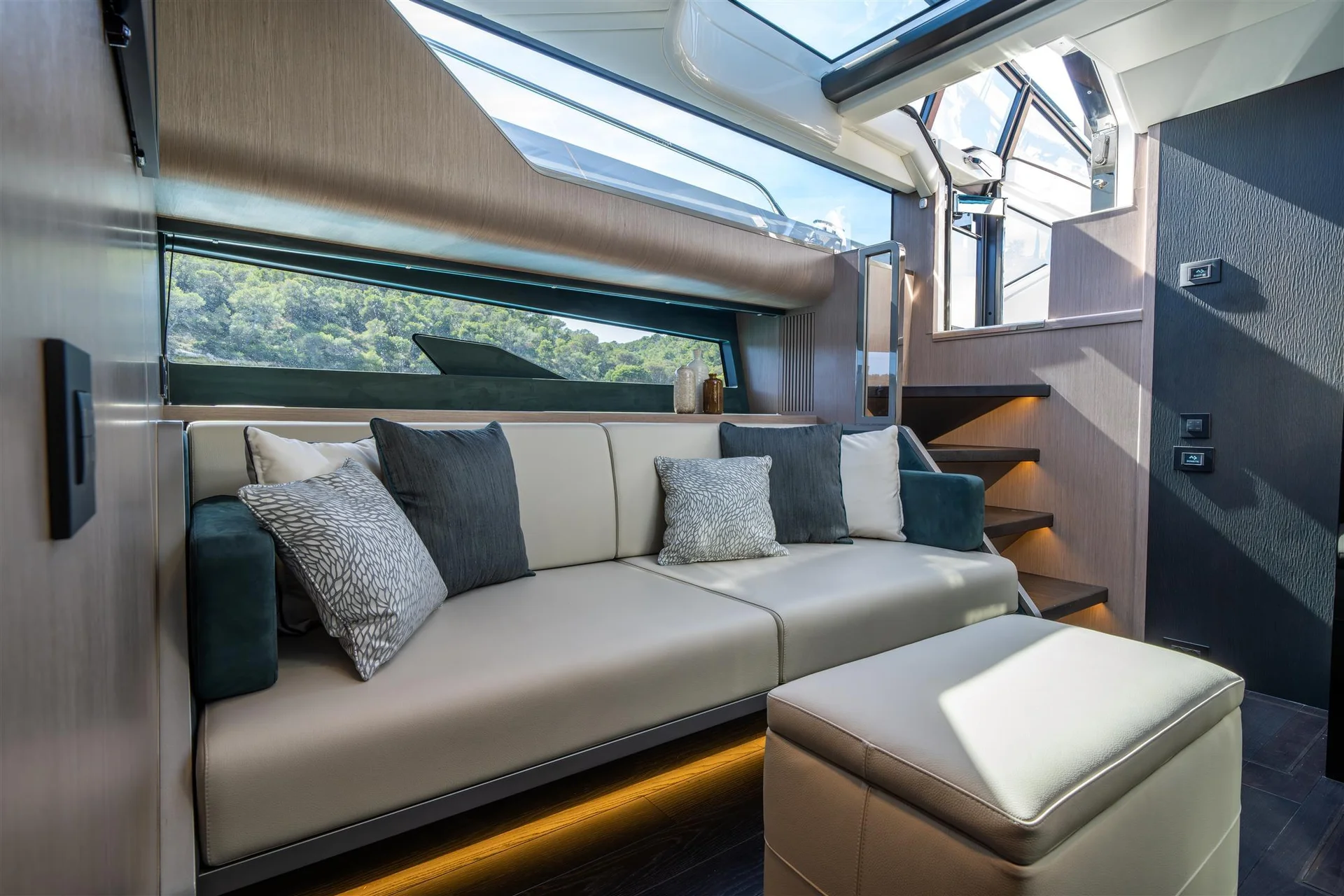 Sunseeker Superhawk 55, salon met zitbank en kussens