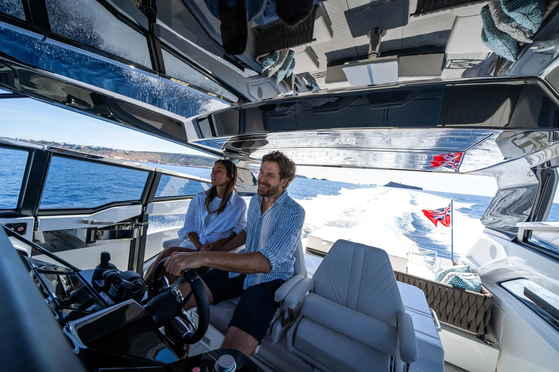 Sunseeker Superhawk 55, stuurstand met stel varend
