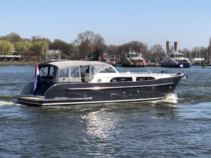 Vedette 46 Cabin Lounge, boot varend op water