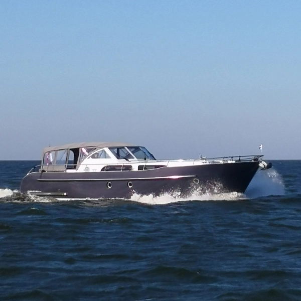 Vedette 46 Cabin Lounge, boot varend op zee