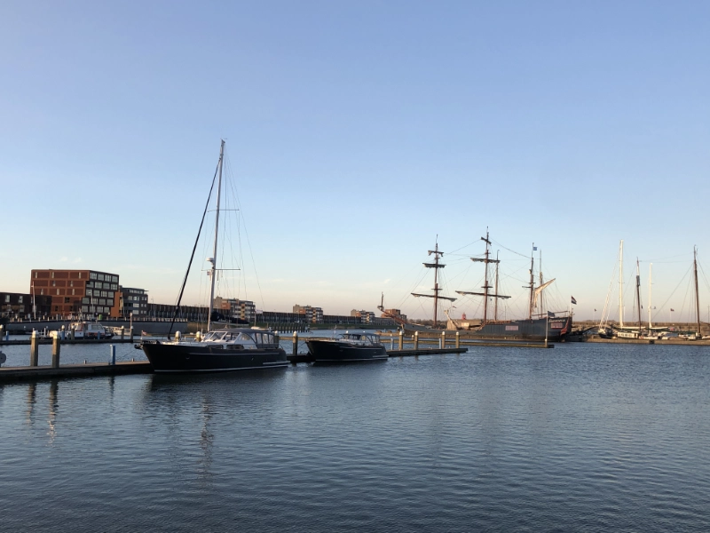 Vedette 46 Cabin Lounge, boten afgemeerd in jachthaven