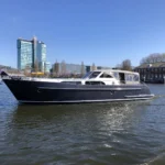 Vedette 46 Cabin Lounge, zwarte motorboot vaart op water