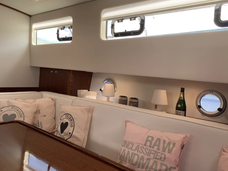Vedette 46 Cabin Lounge, kajuit met kussens en patrijspoorten