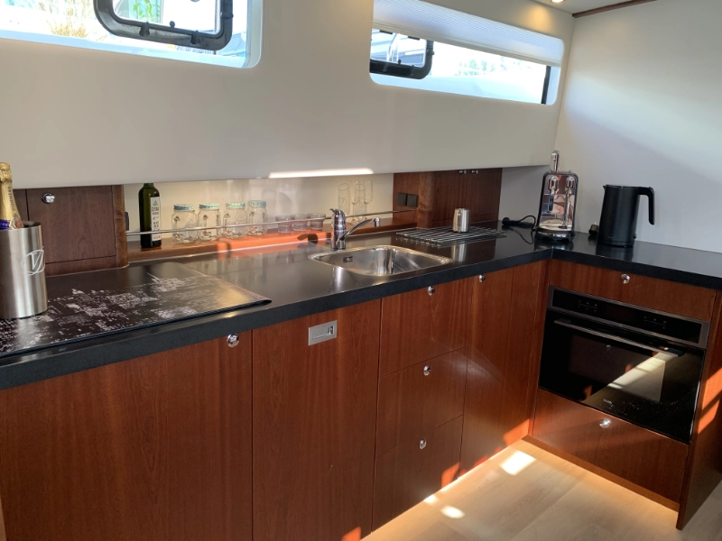 Vedette 46 Cabin Lounge, keuken met houten kastjes
