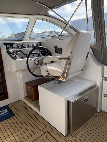 Vedette 46 Cabin Lounge, stuurstand met stoel en dashboard