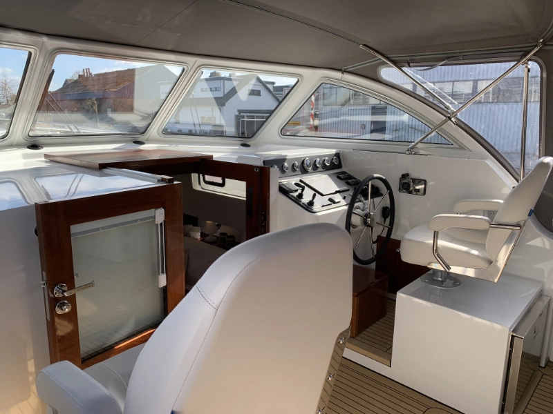 Vedette 46 Cabin Lounge, stuurstand met stoelen en stuurwiel