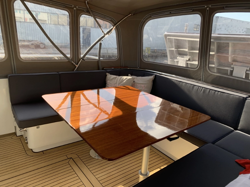 Vedette 46 Cabin Lounge, zithoek met houten tafel