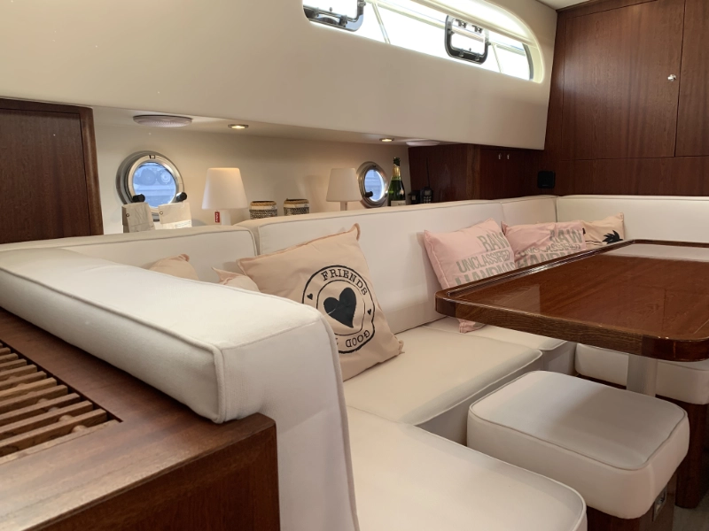 Vedette 46 Cabin Lounge, zithoek met tafel en kussens