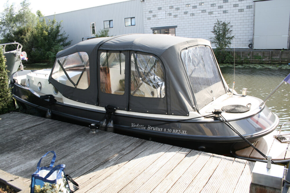 Vedette Brutus BR 8.50, boot afgemeerd aan steiger