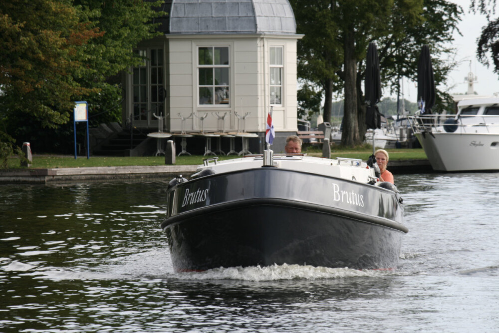 Vedette Brutus BR 8.50, boot brutus varend op water