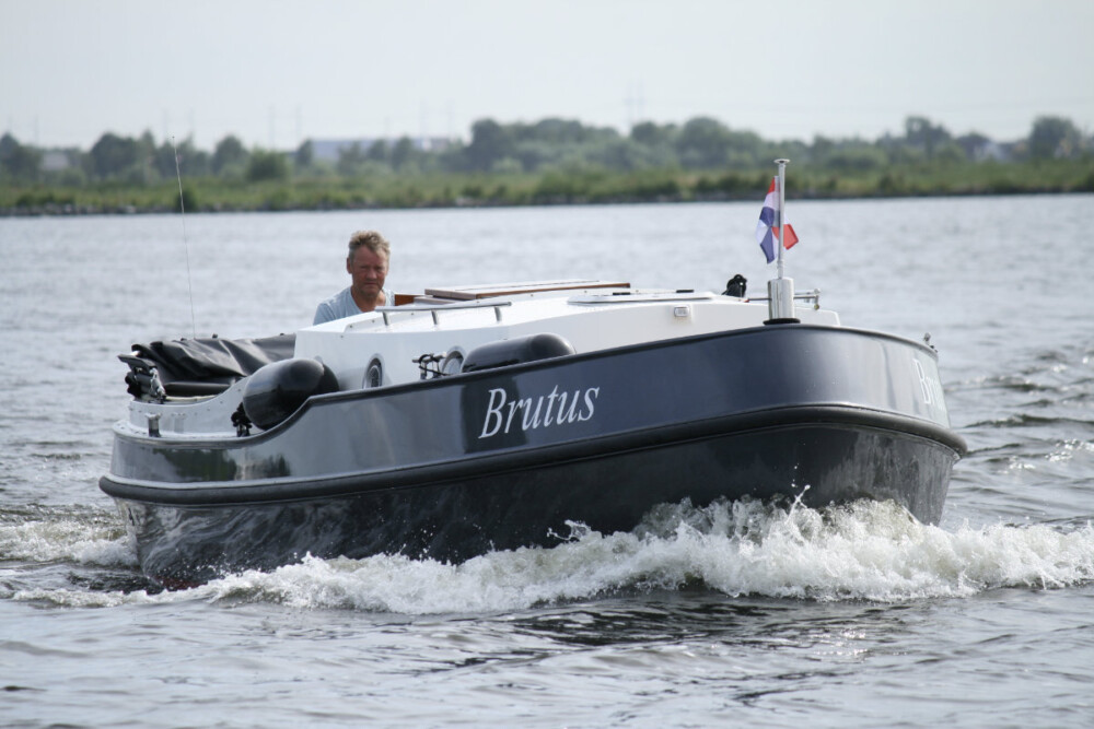 Vedette Brutus BR 8.50, boot met man varend op water