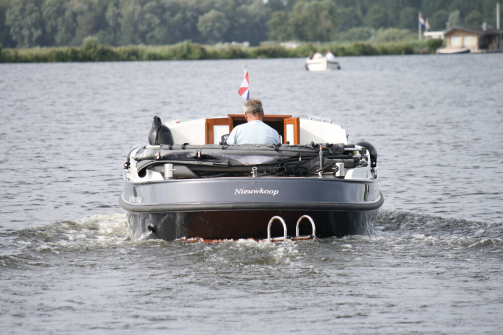 Vedette Brutus BR 8.50, boot vaart achteraanzicht op water